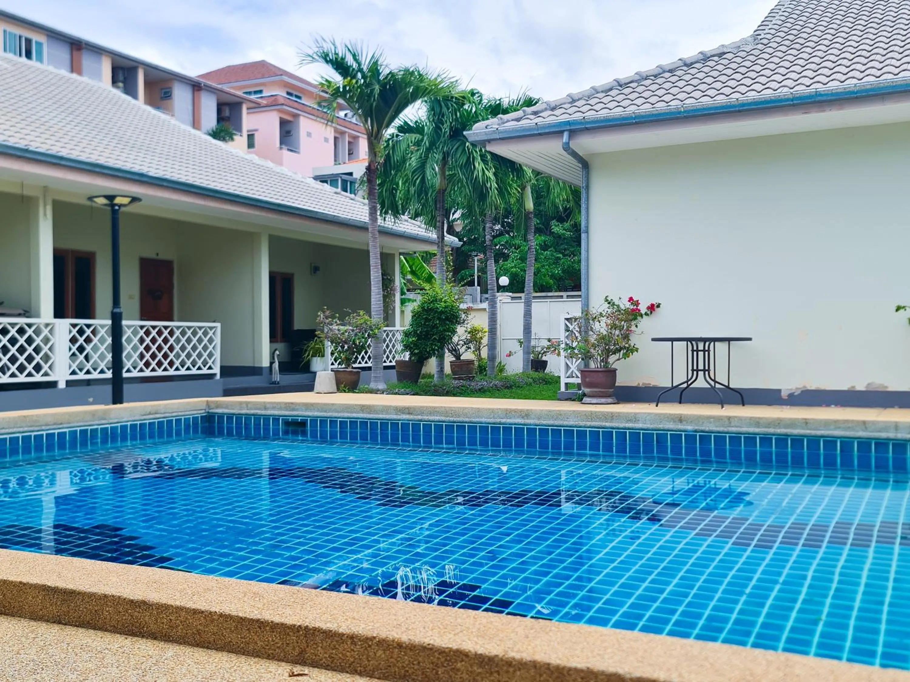 Day in 1 Bedroom House With Pool In Central Location