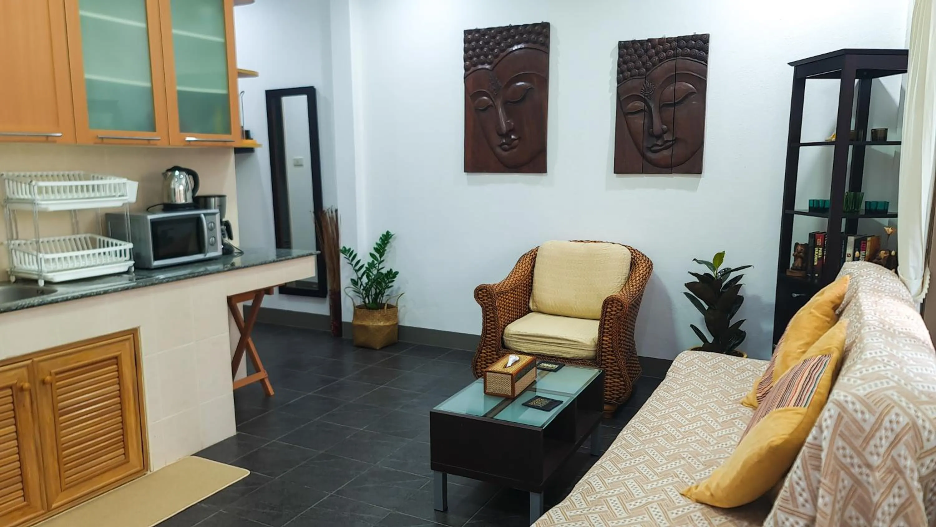 Kitchen or kitchenette in 1 Bedroom House With Pool In Central Location
