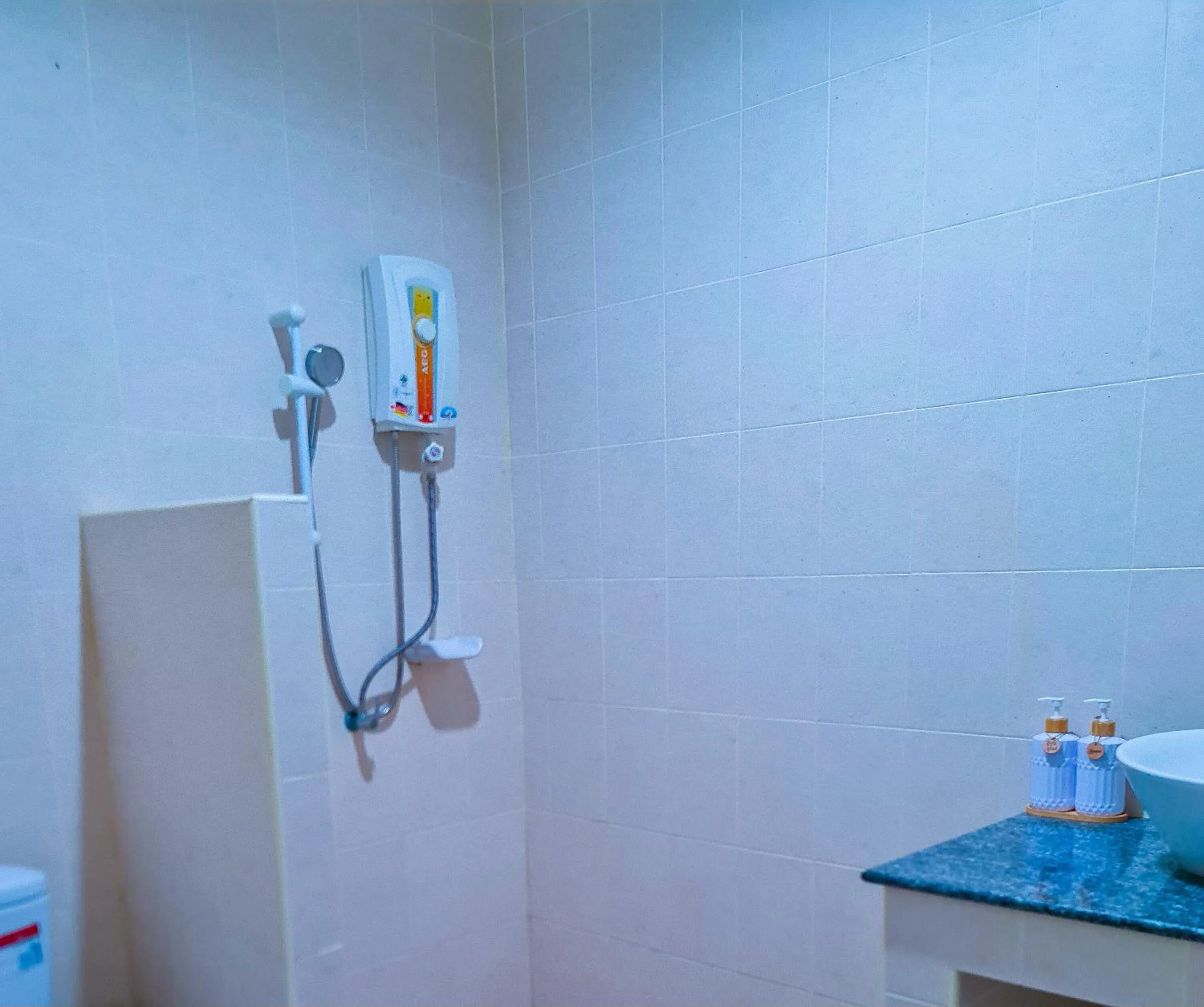 Shower in 1 Bedroom House With Pool In Central Location