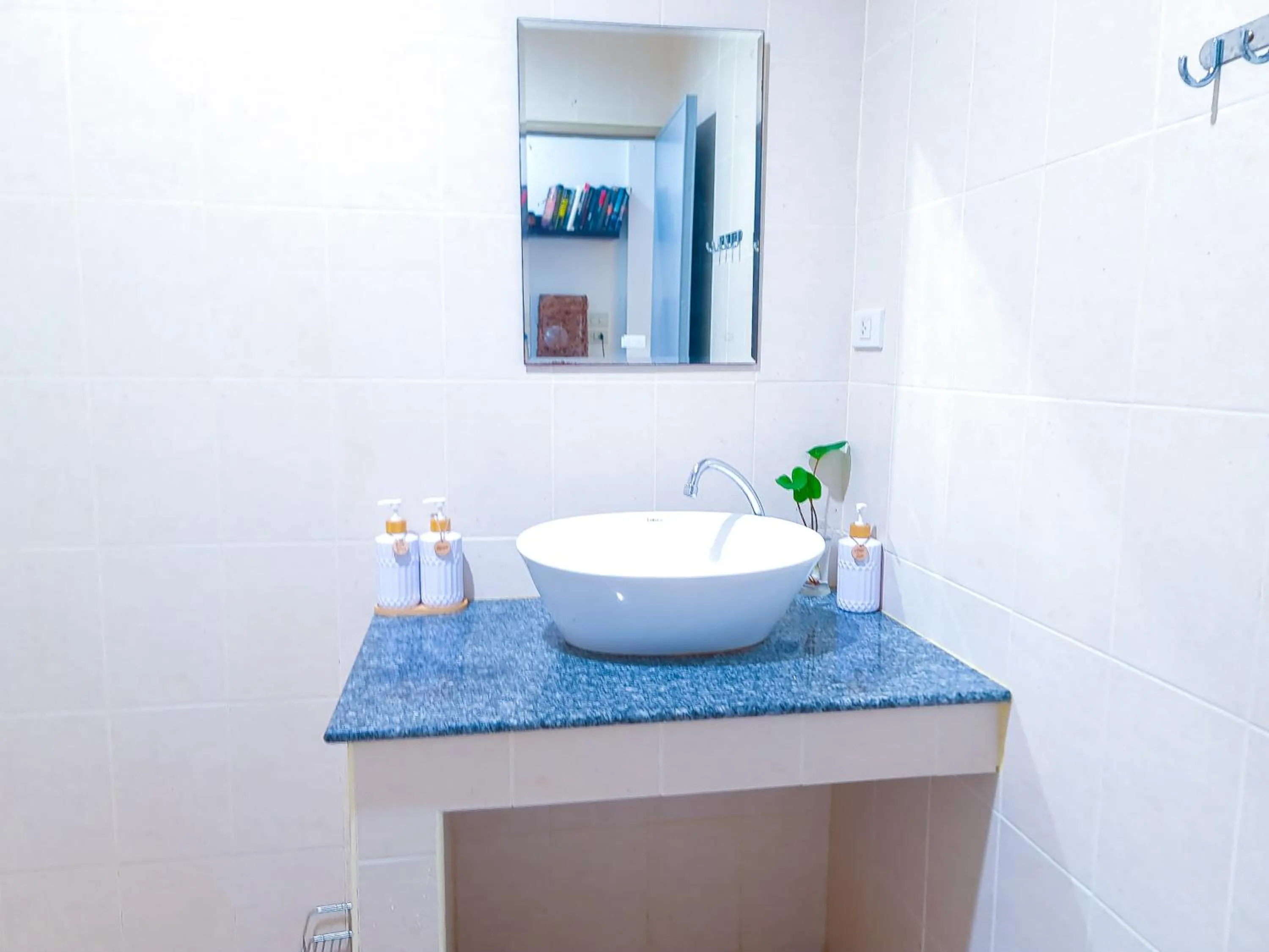 Bathroom in 1 Bedroom House With Pool In Central Location