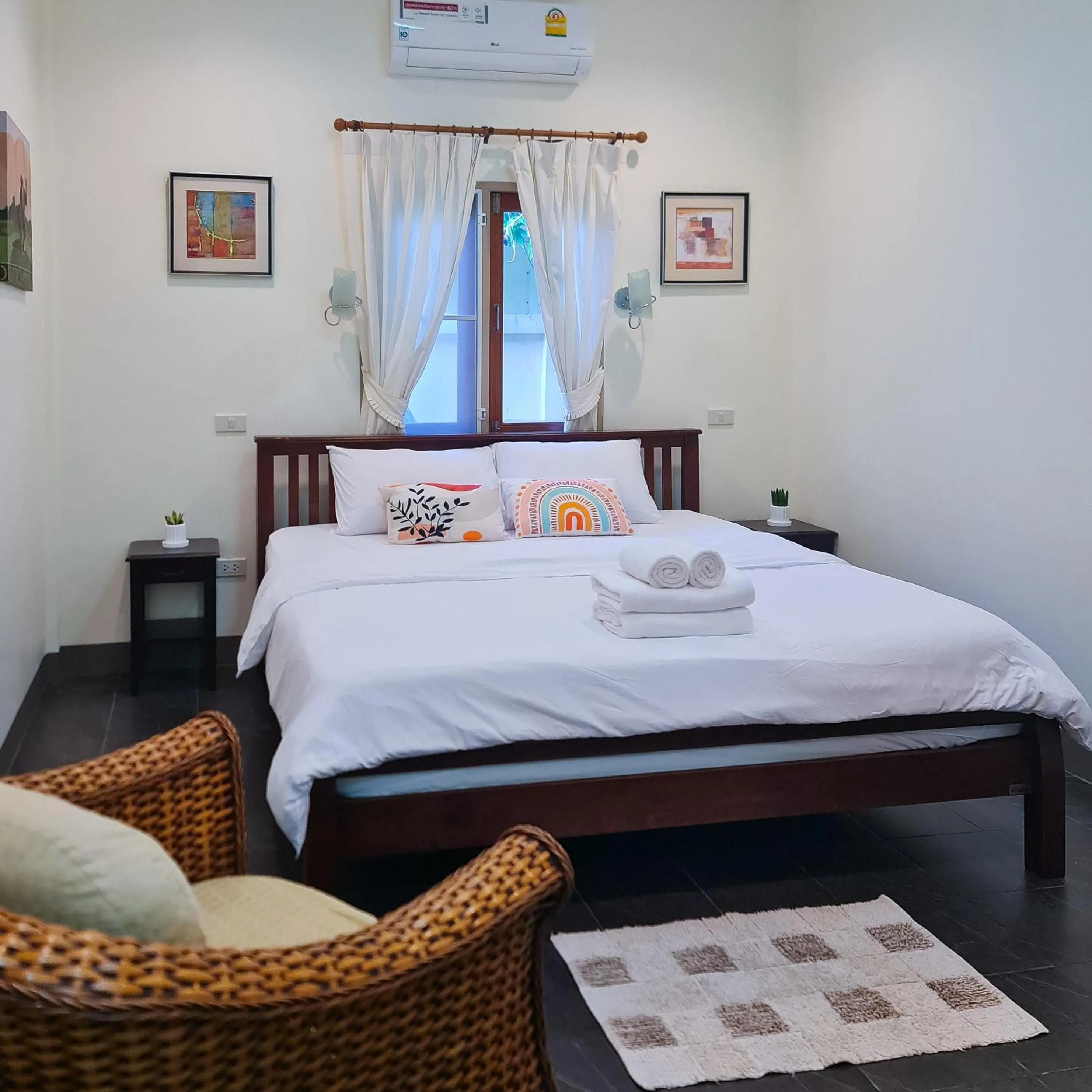 Bed in 1 Bedroom House With Pool In Central Location