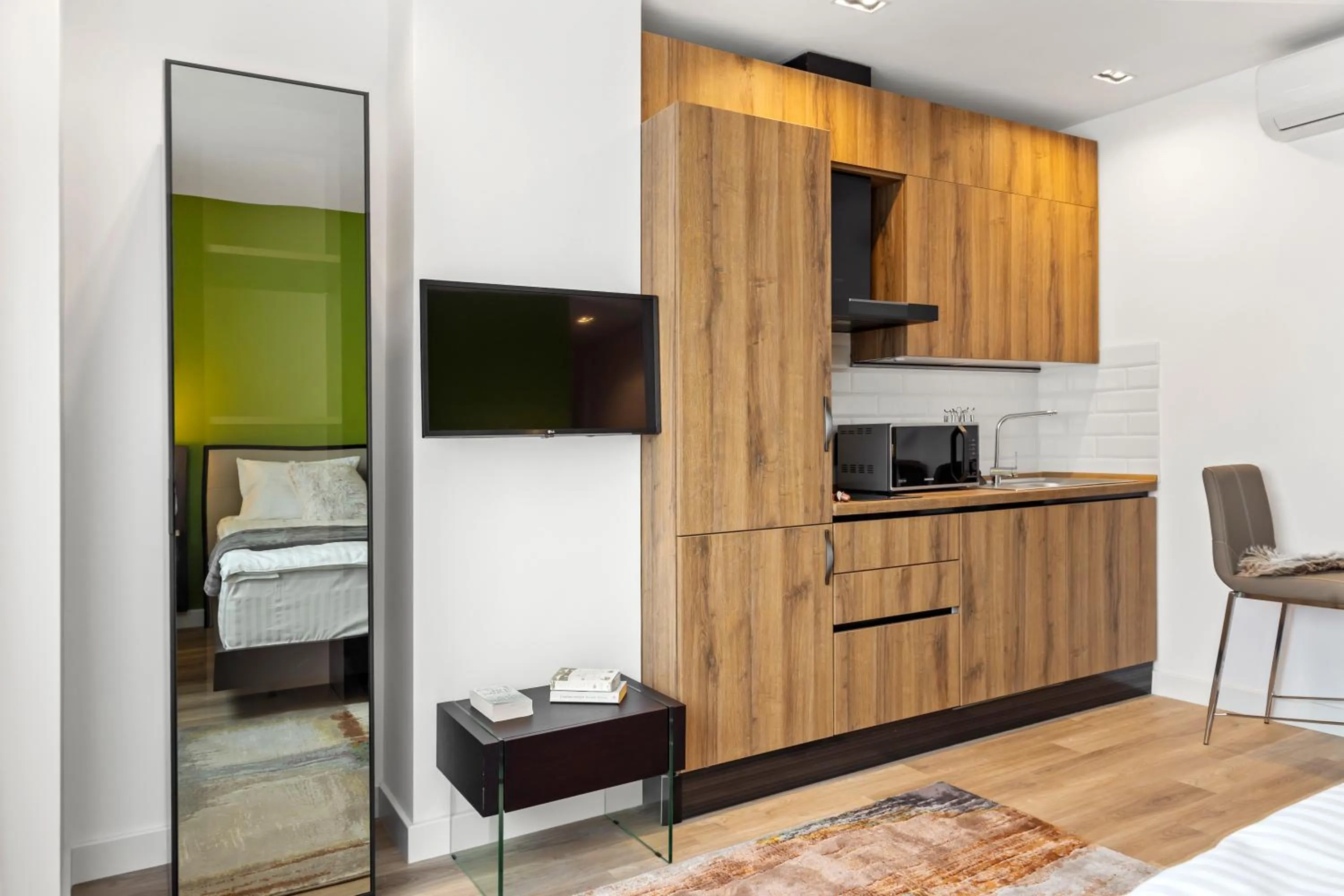 Kitchen or kitchenette, Bed in Uni88 Apart Hotel