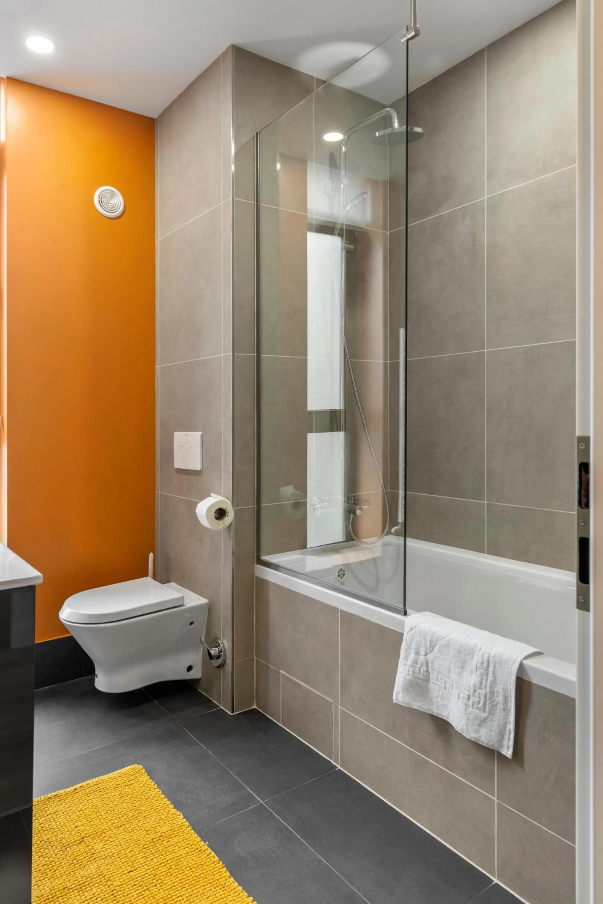 Shower in Uni88 Apart Hotel