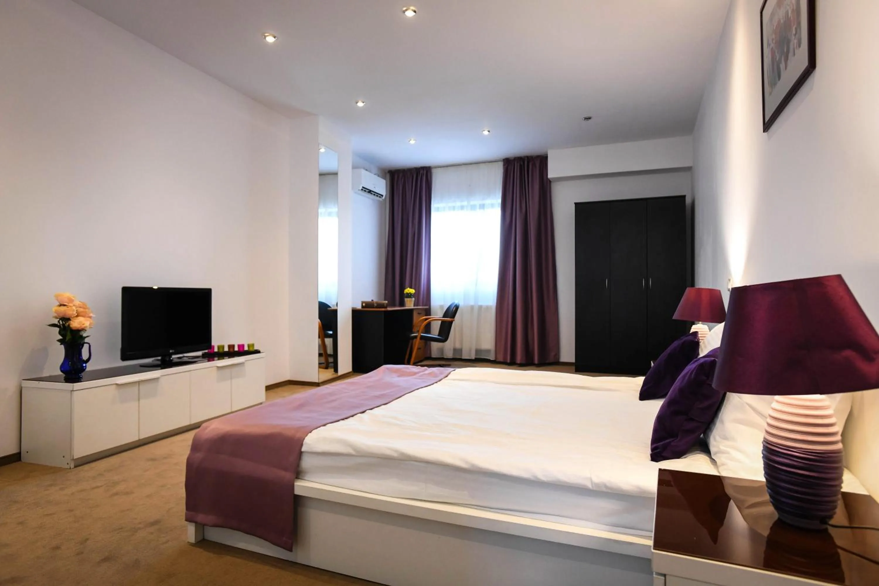 TV and multimedia, Bed in Uni88 Apart Hotel