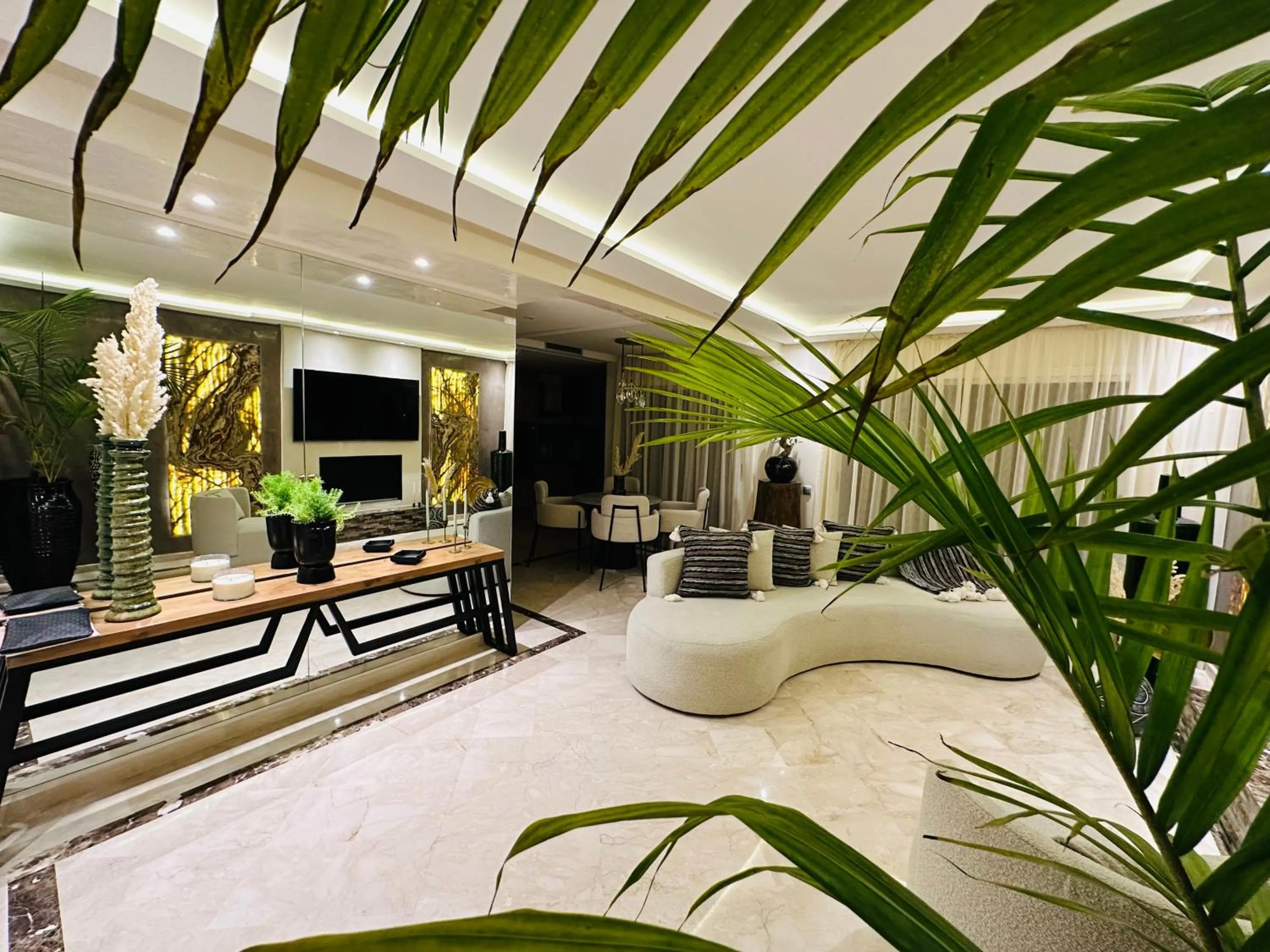 Luxury 2-Bedroom Apartment in Hivernage Pool Residence Near Casino