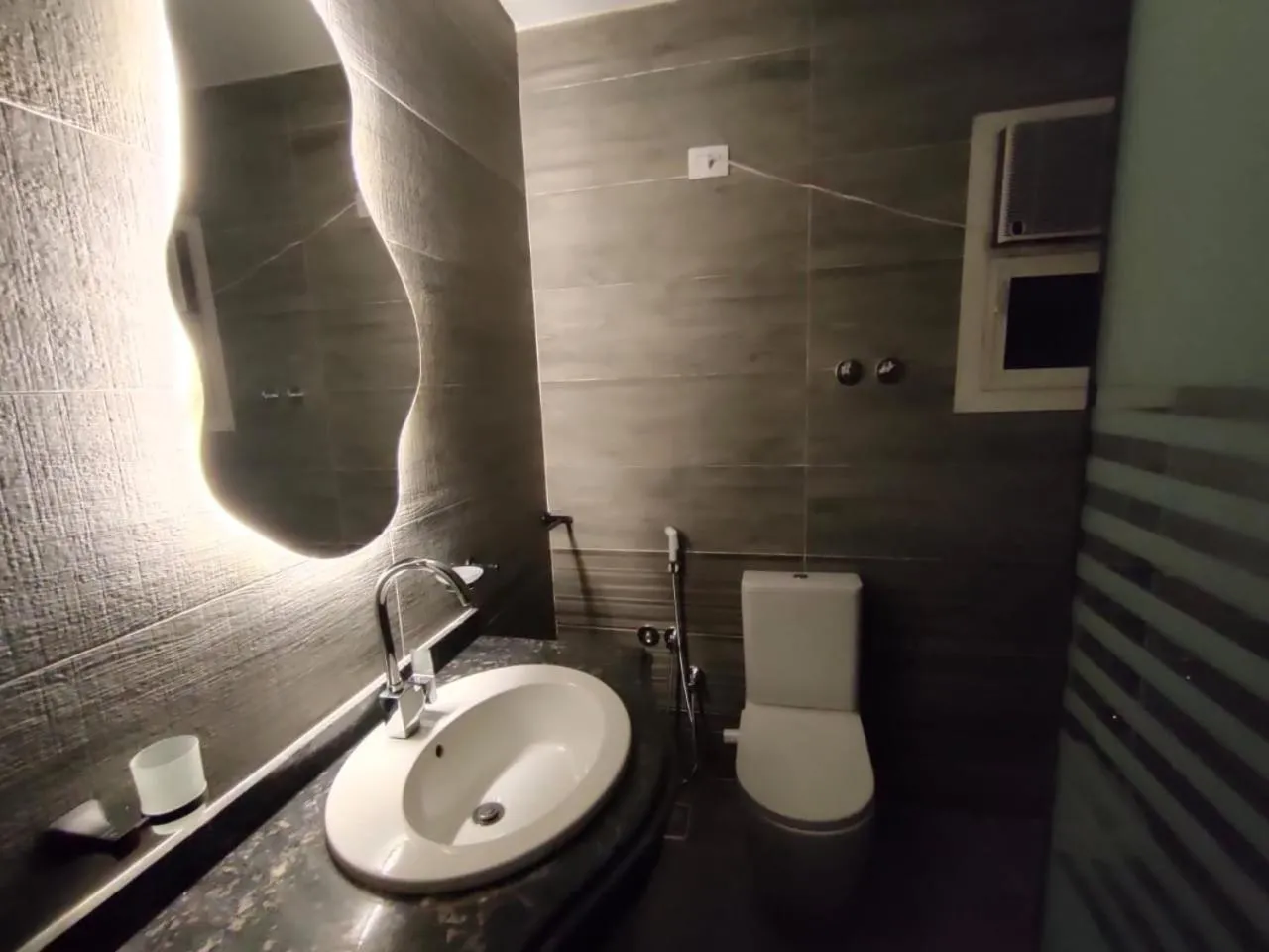 luxurious Downtown House near airport and Malls