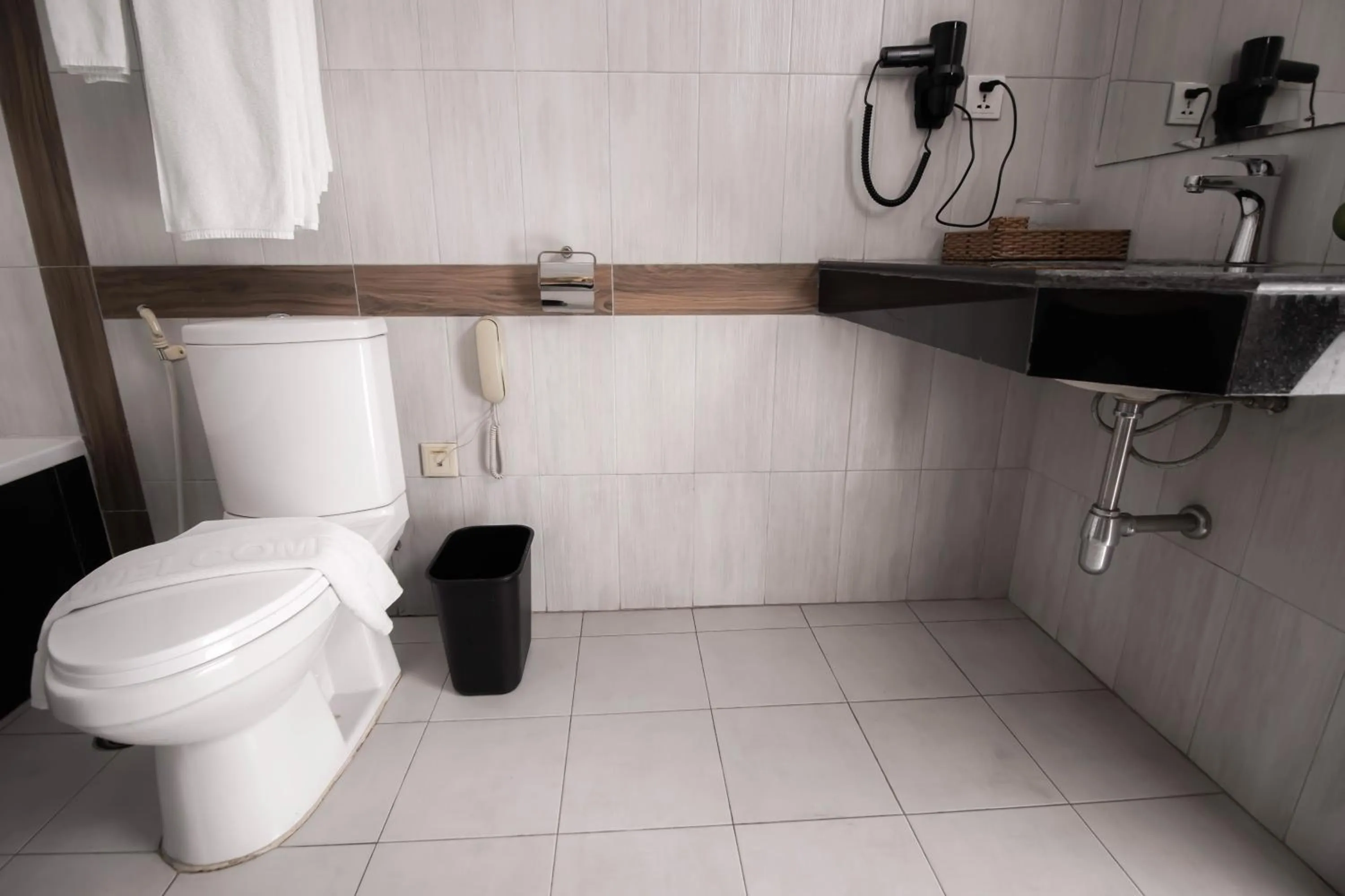 Toilet in Vrest Hotel