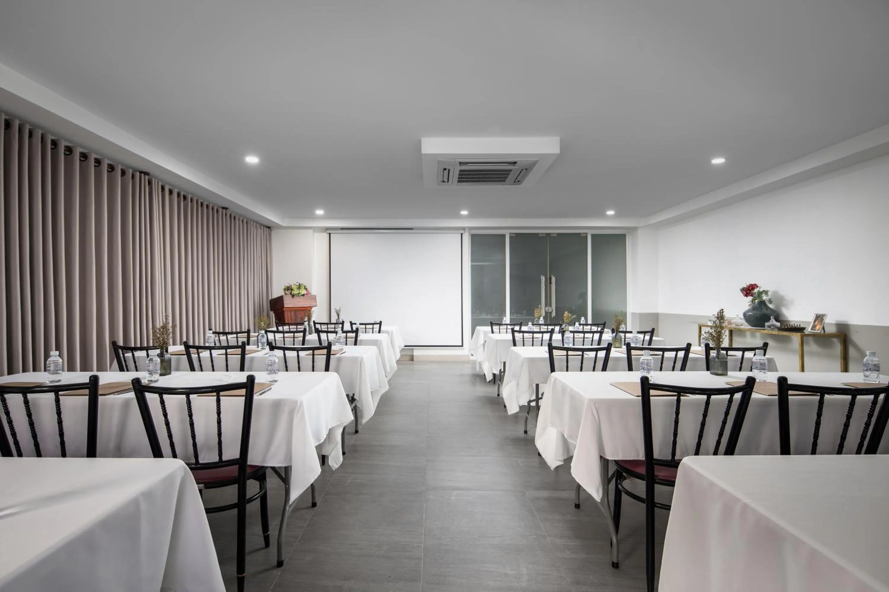 Meeting/conference room in Vrest Hotel