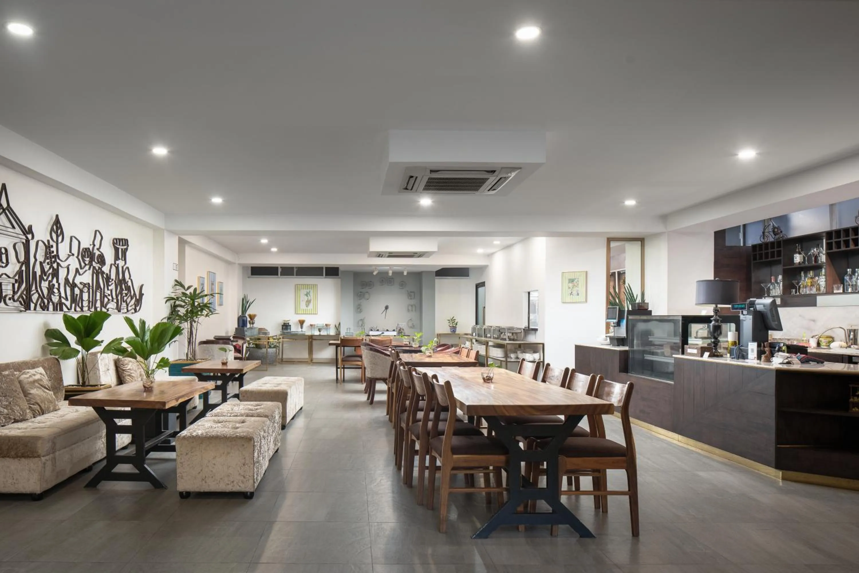 Restaurant/places to eat in Vrest Hotel