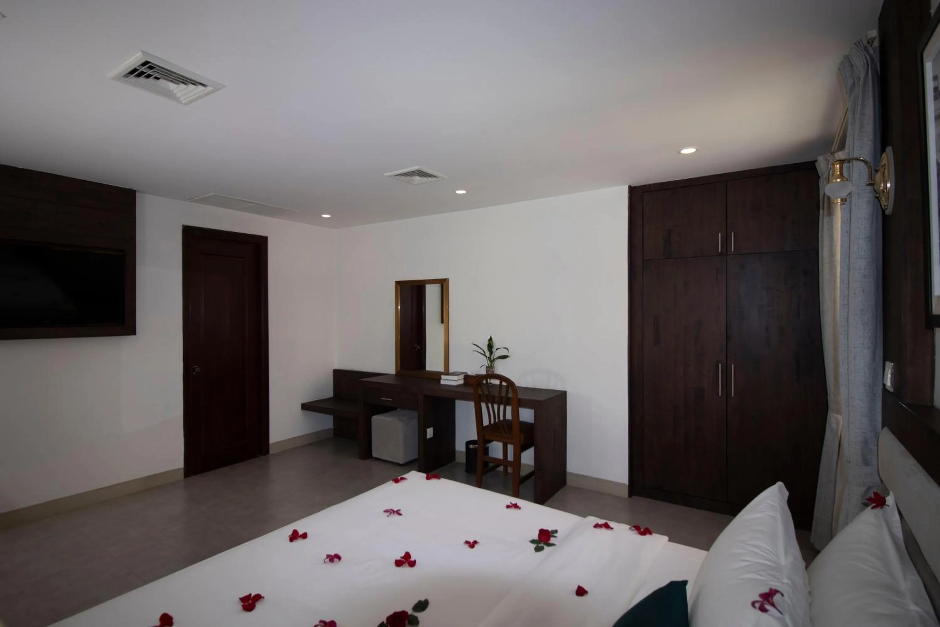 wardrobe, Bed in Vrest Hotel