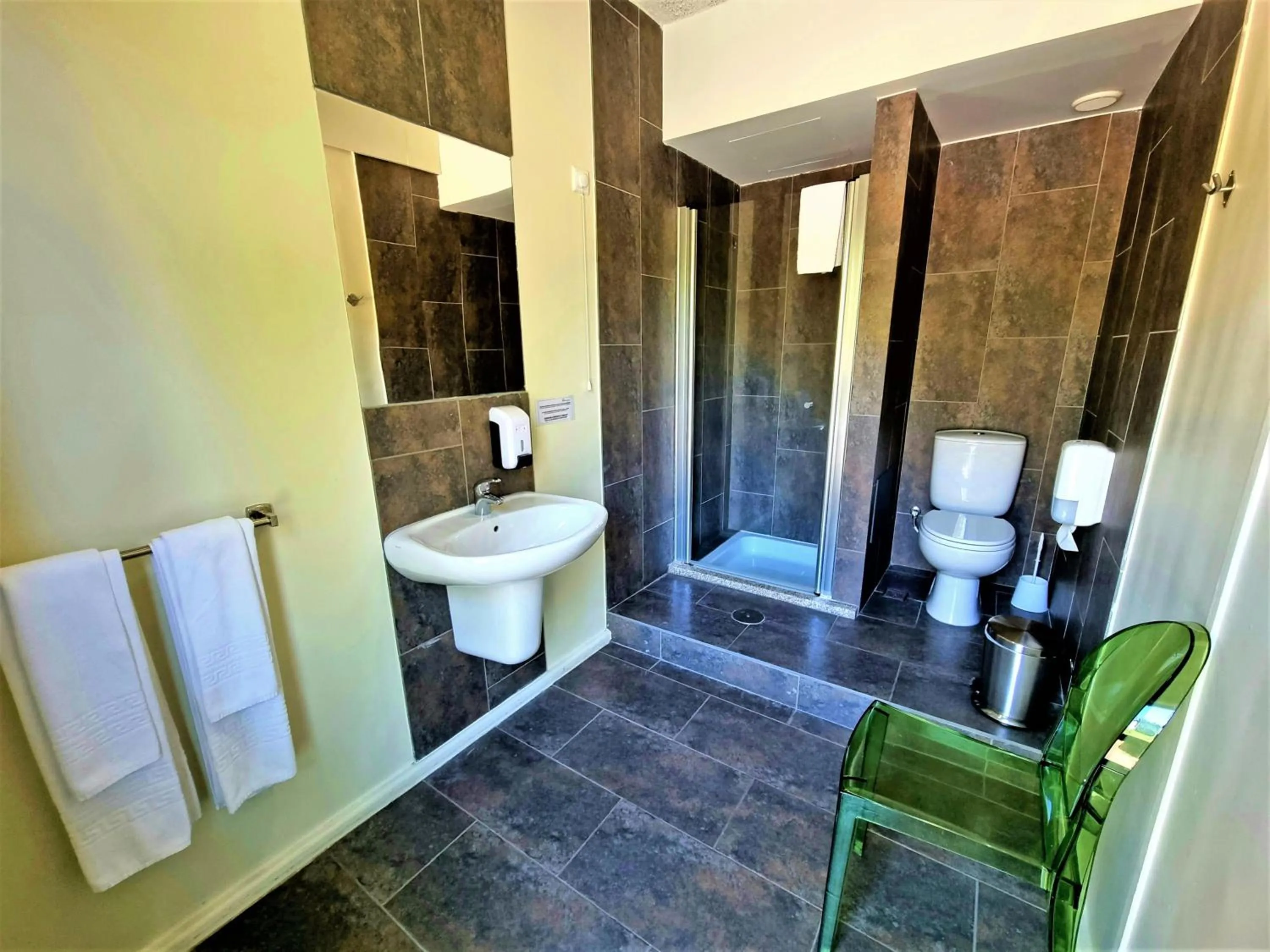 Shower in HI Geres - Pousada de Juventude do Gerês