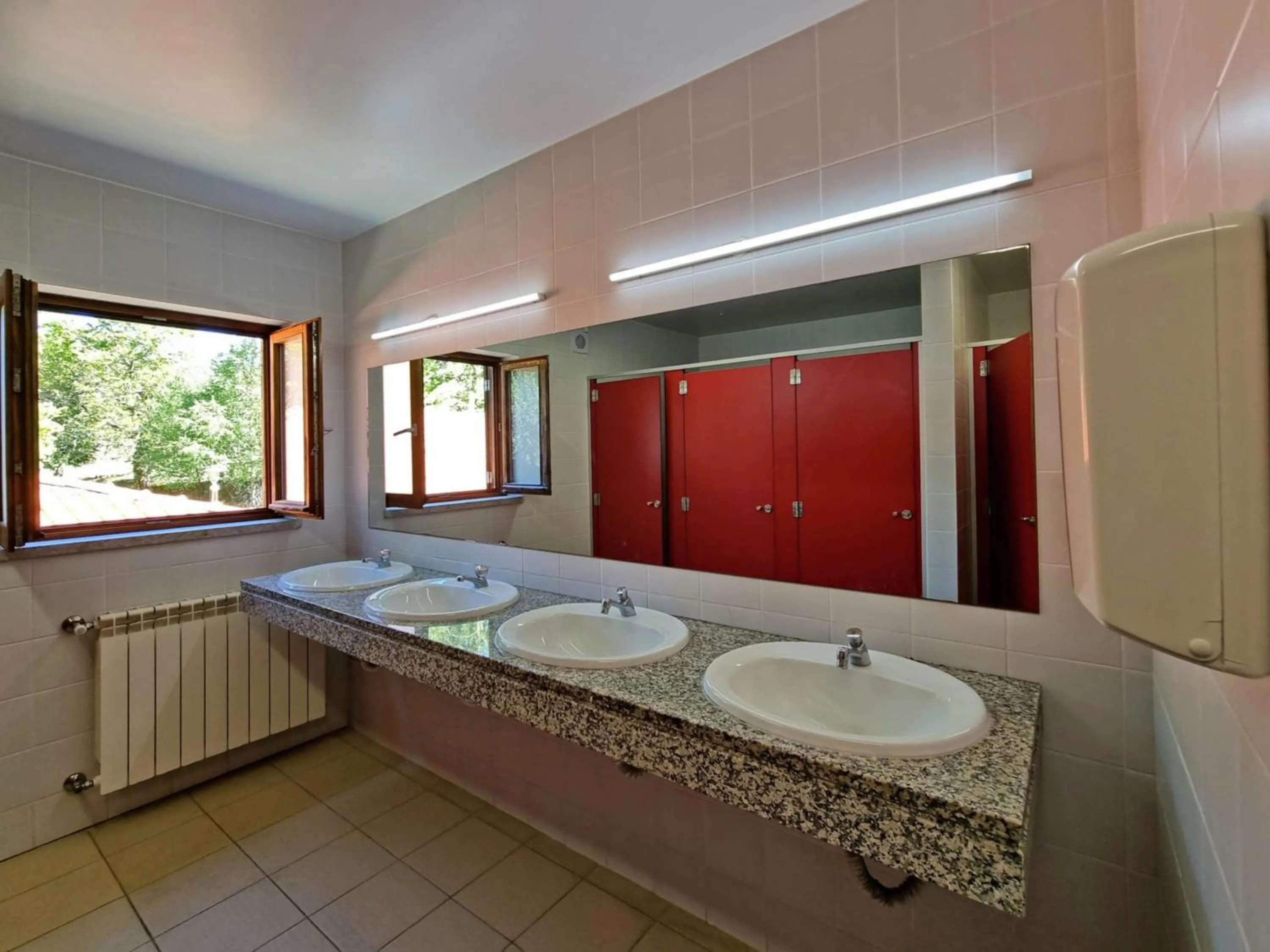 Bathroom in HI Geres - Pousada de Juventude do Gerês