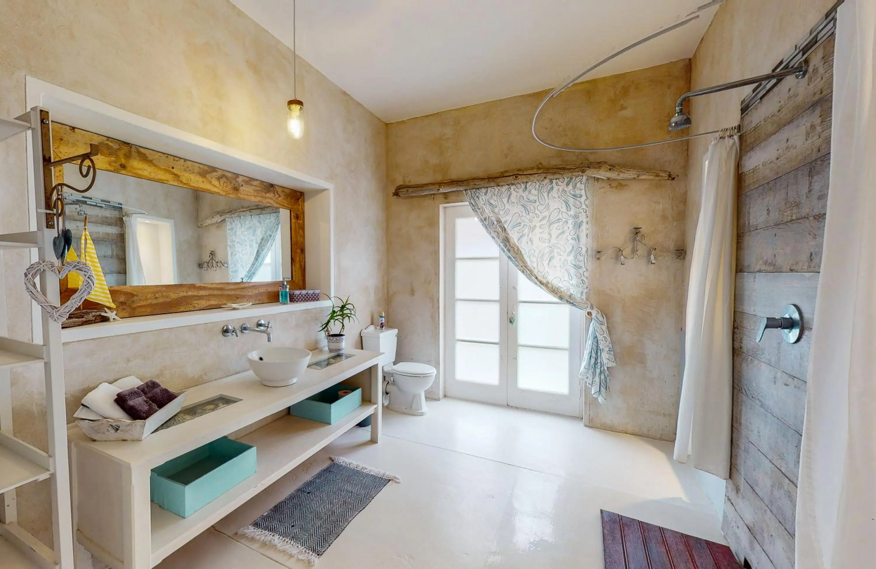 Bathroom, Bed in Charlotte House