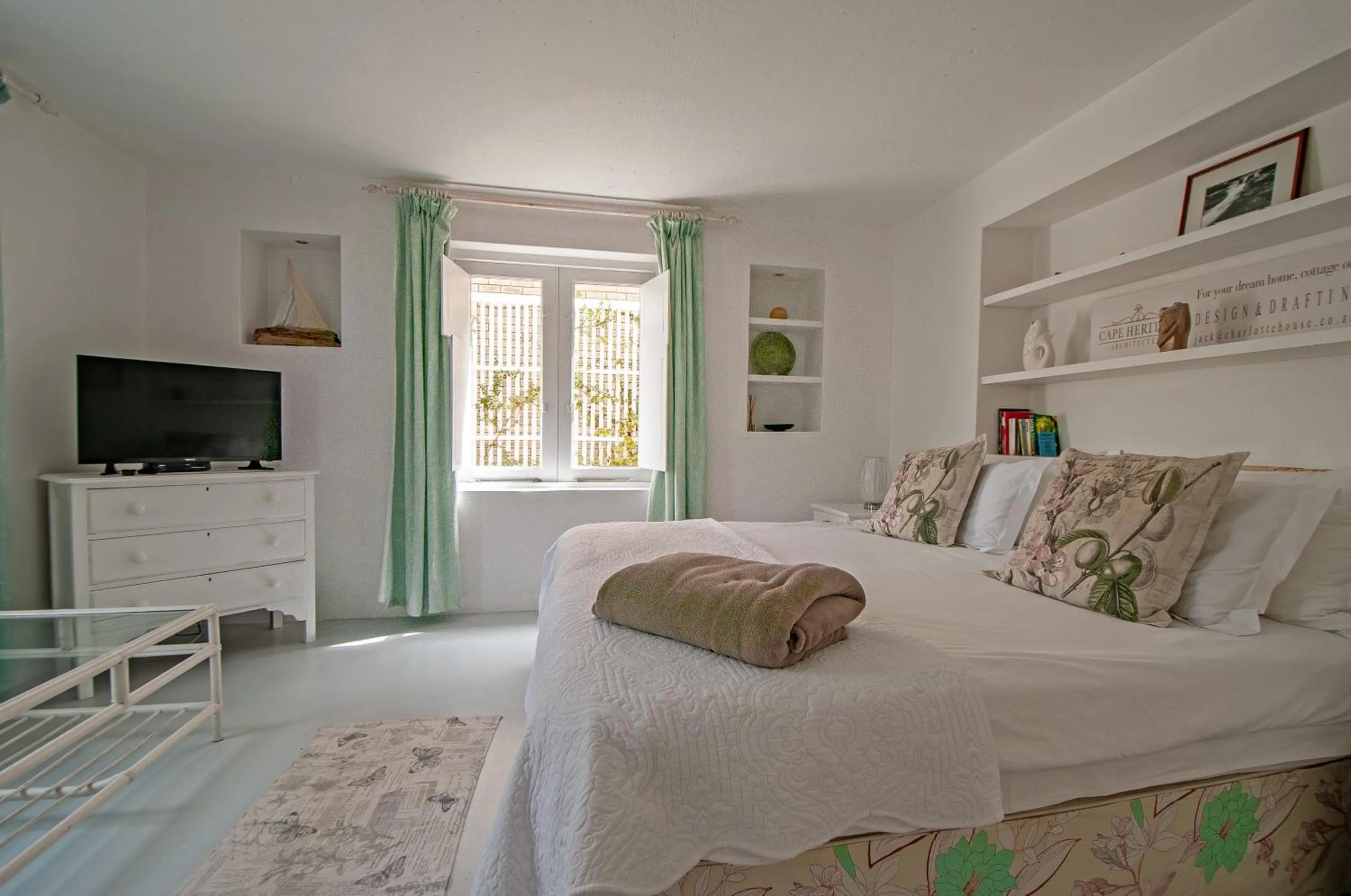 Photo of the whole room, Bed in Charlotte House