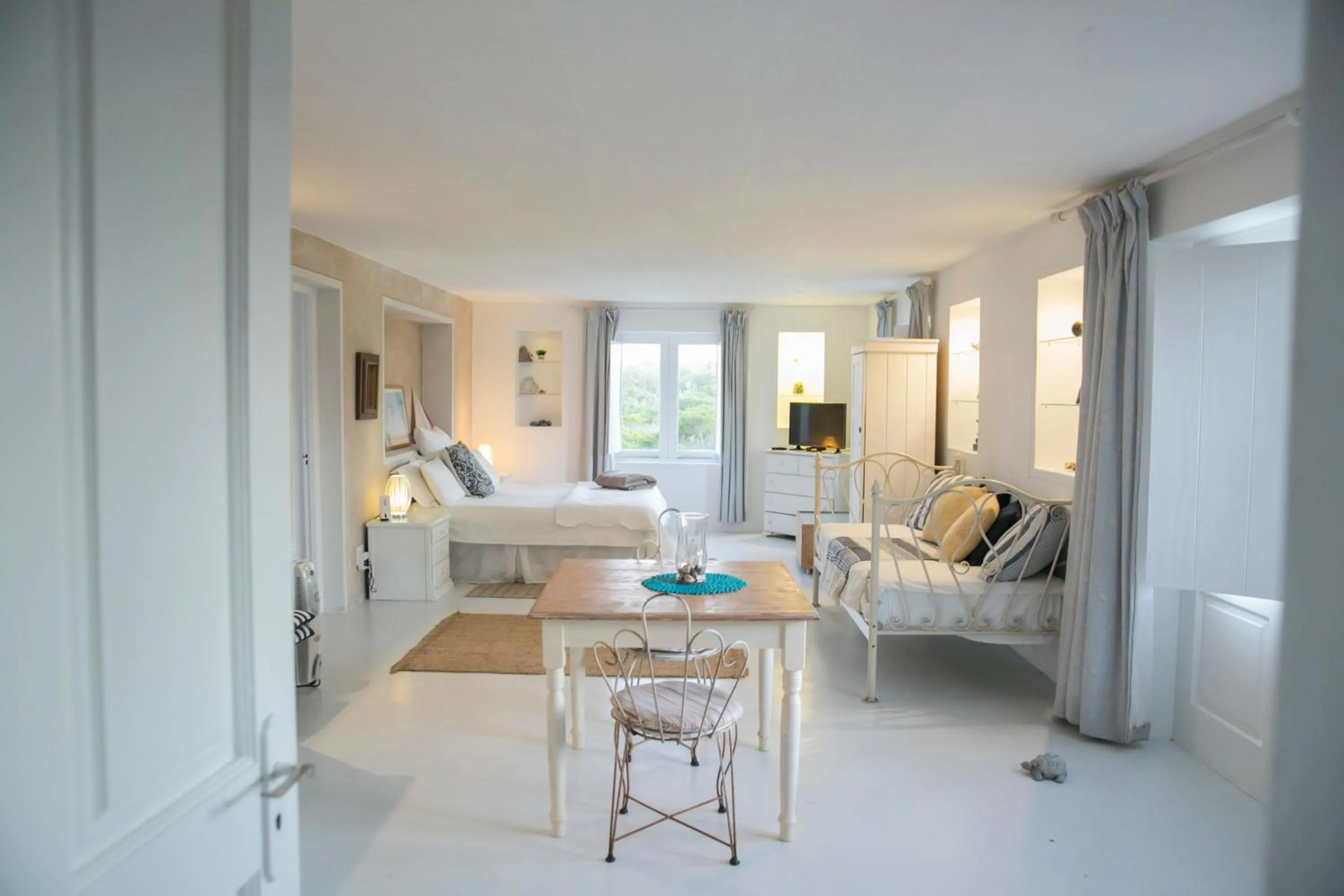 Photo of the whole room in Charlotte House