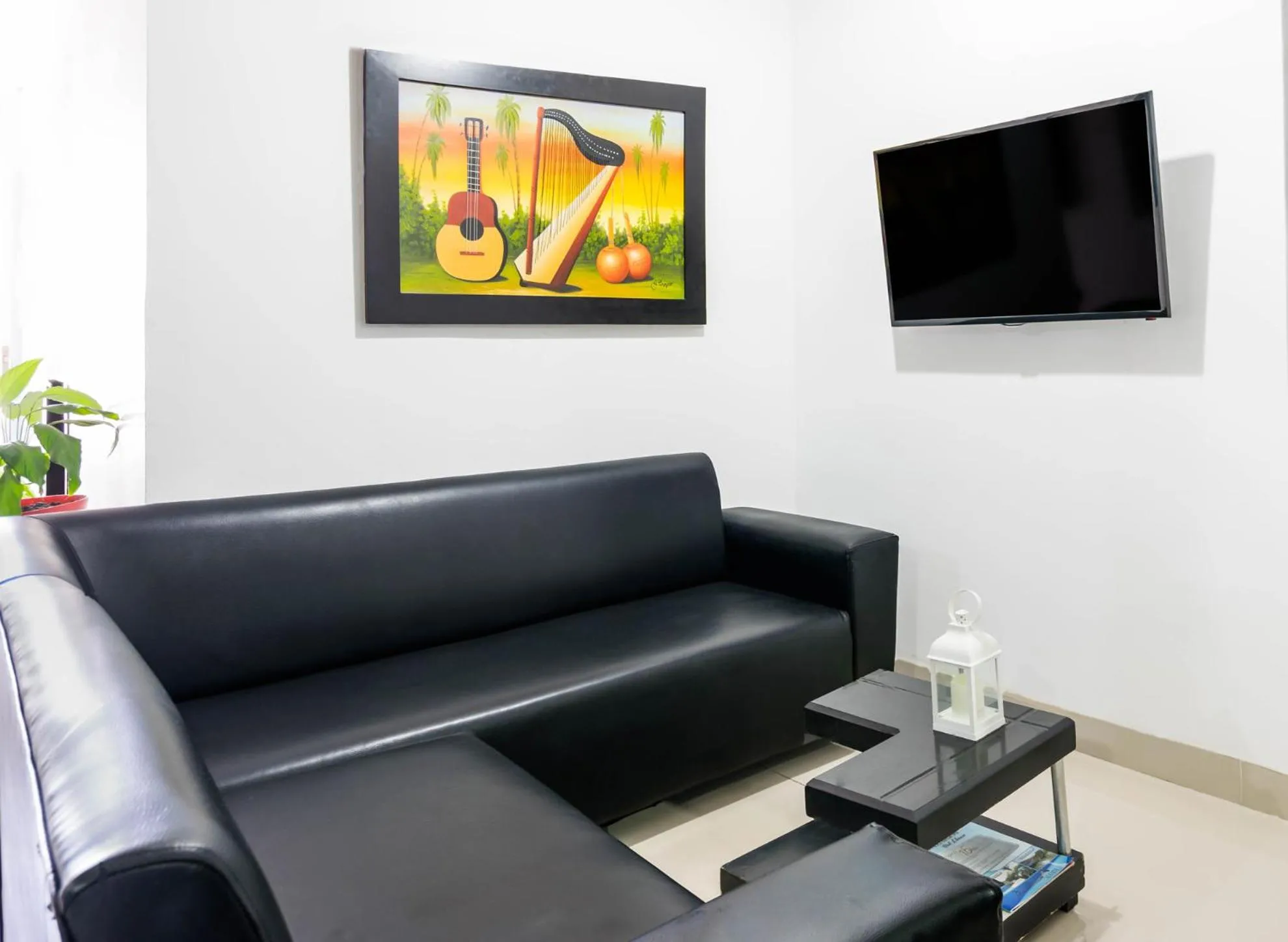 Communal lounge/ TV room in Hotel Azulejo del Llano