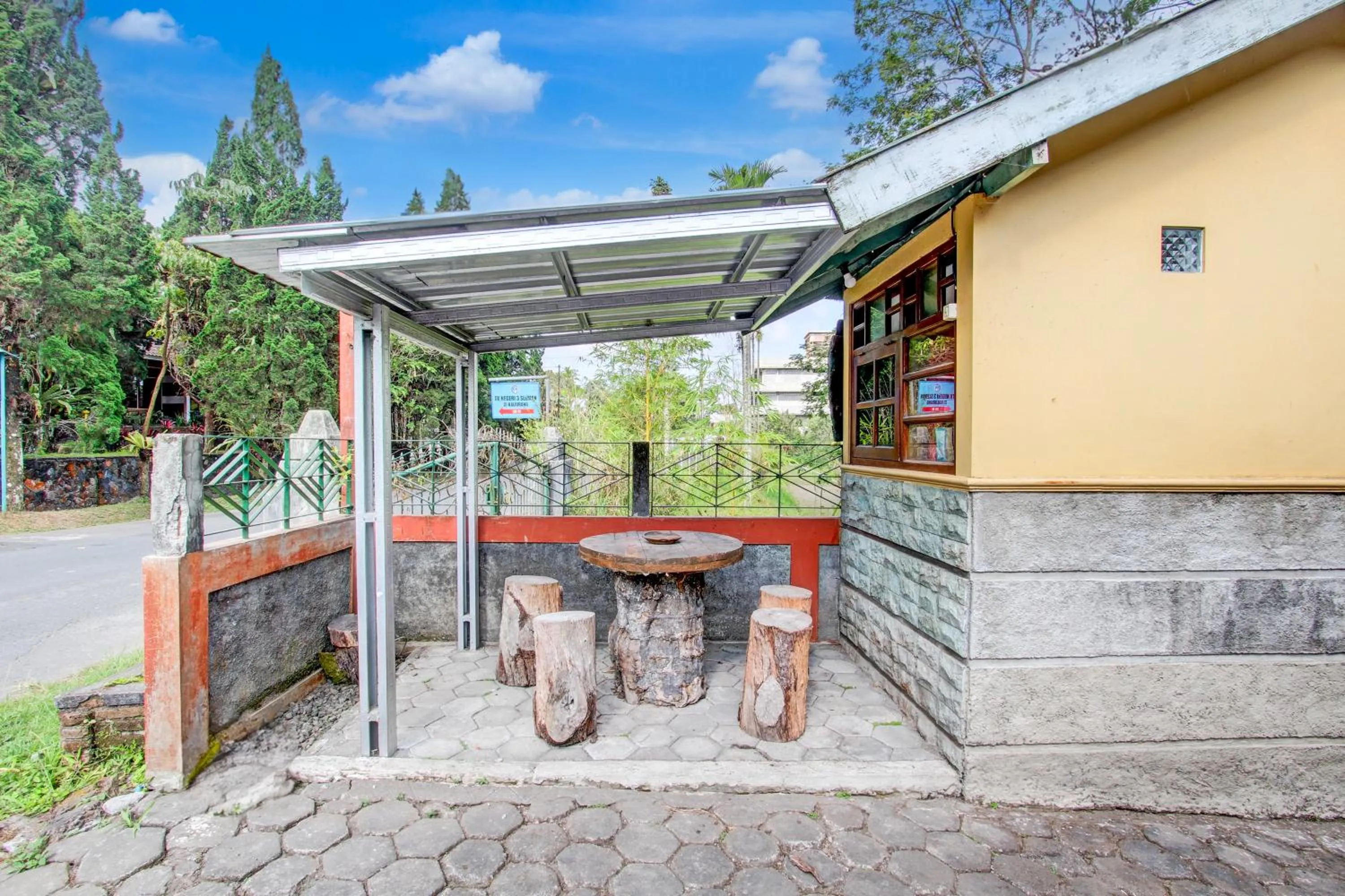 Seating area in Hotel O Pondok Wisata Kaliandra Kaliurang