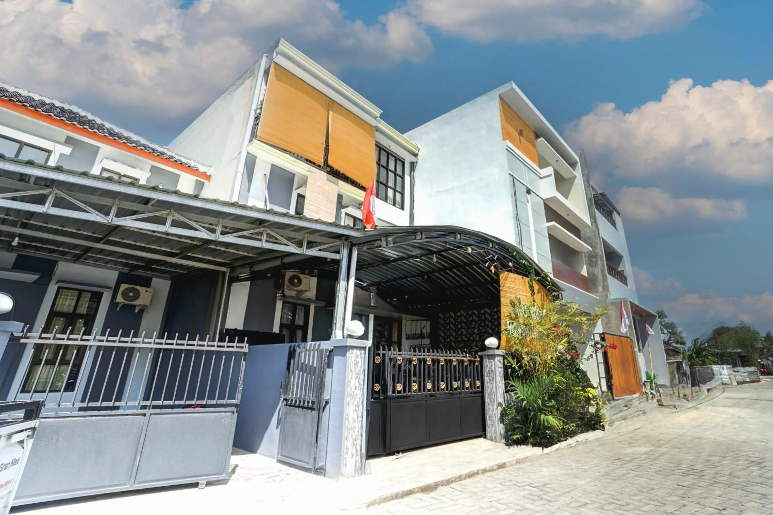 Property building in Hotel O MIOXIO Syariah Kost