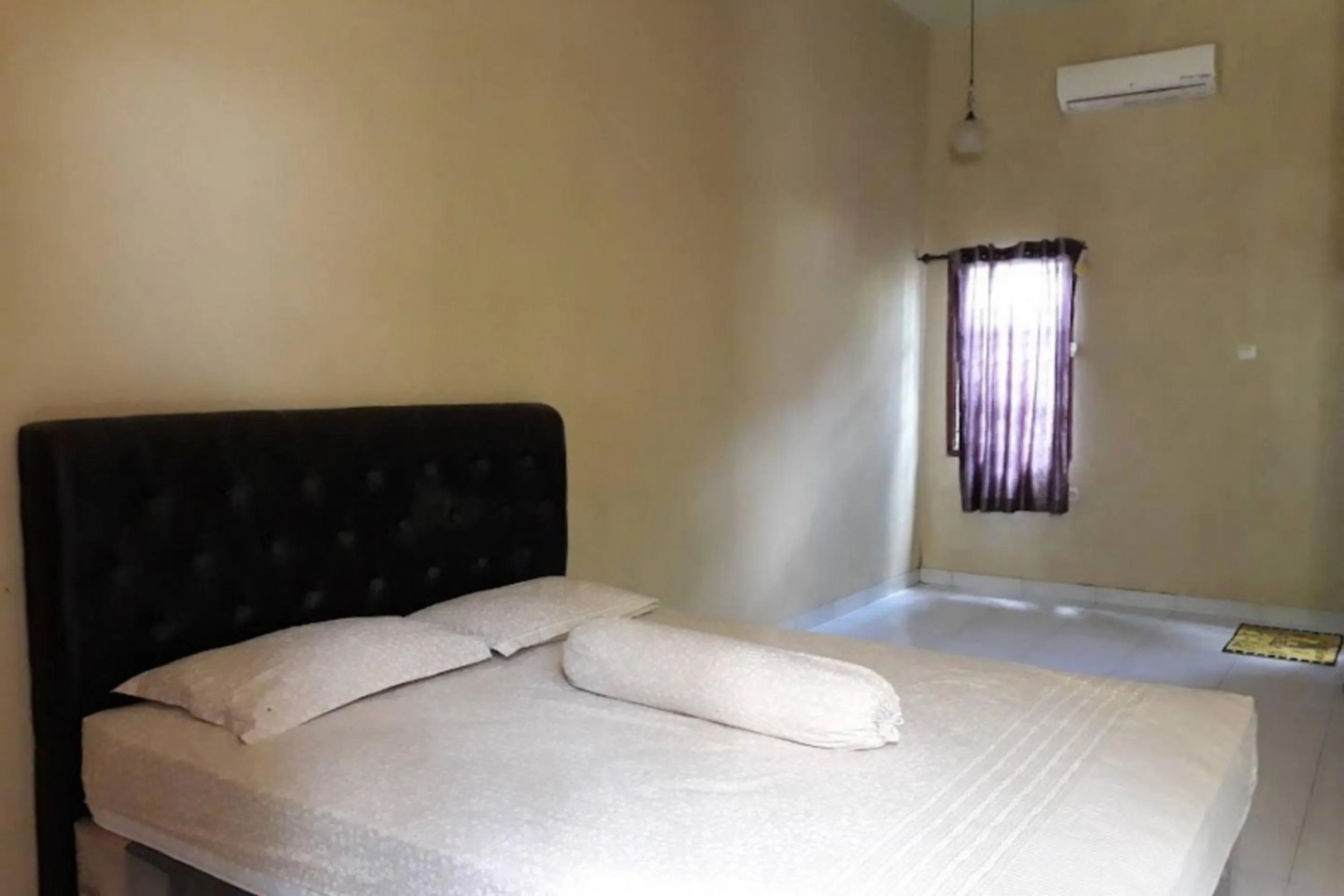 Bedroom, Bed in Hotel O Anda Kost 2 Near Lapangan Syech Yusuf Discovery