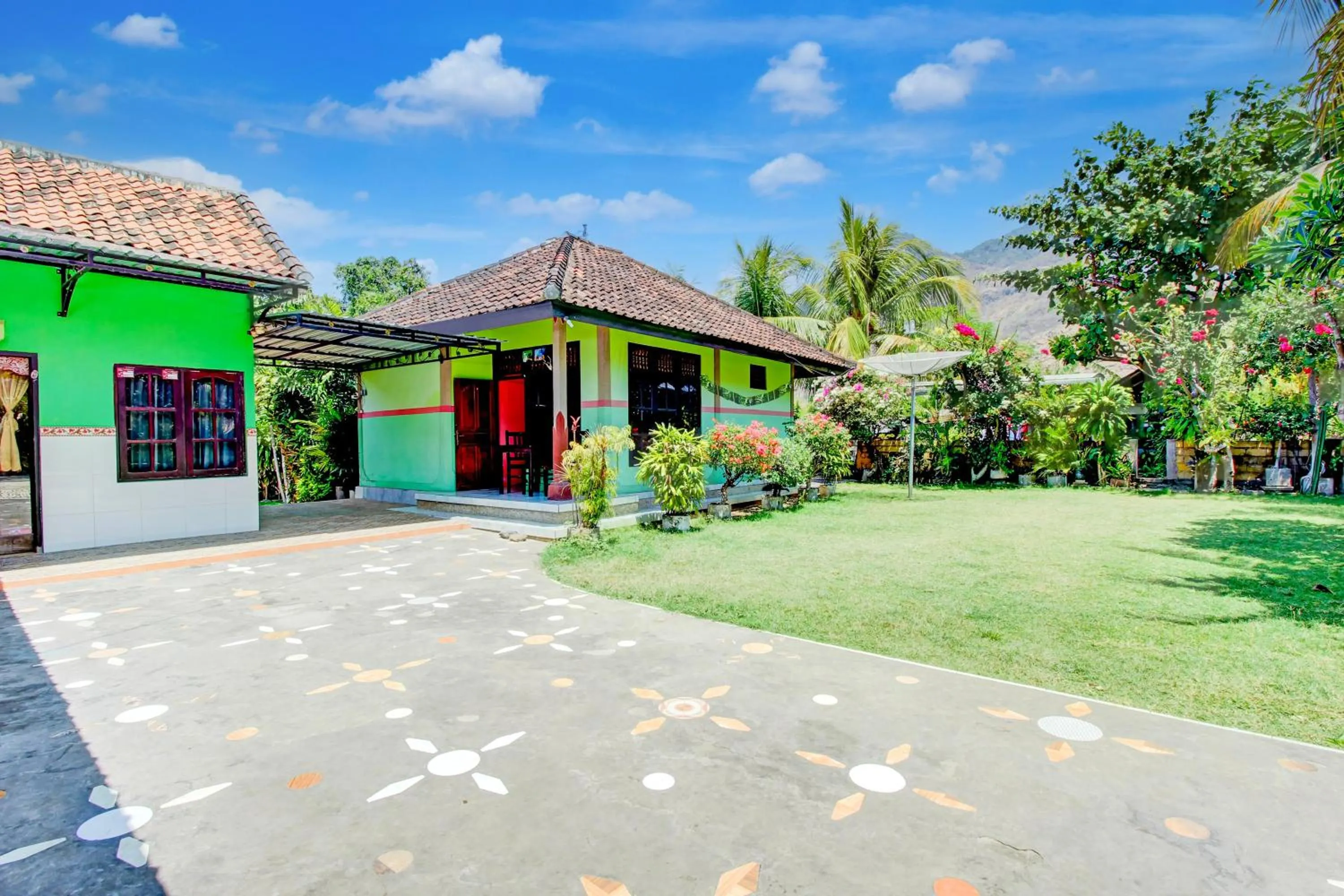 Facade/entrance in Capital O 94226 Kubu Mesari