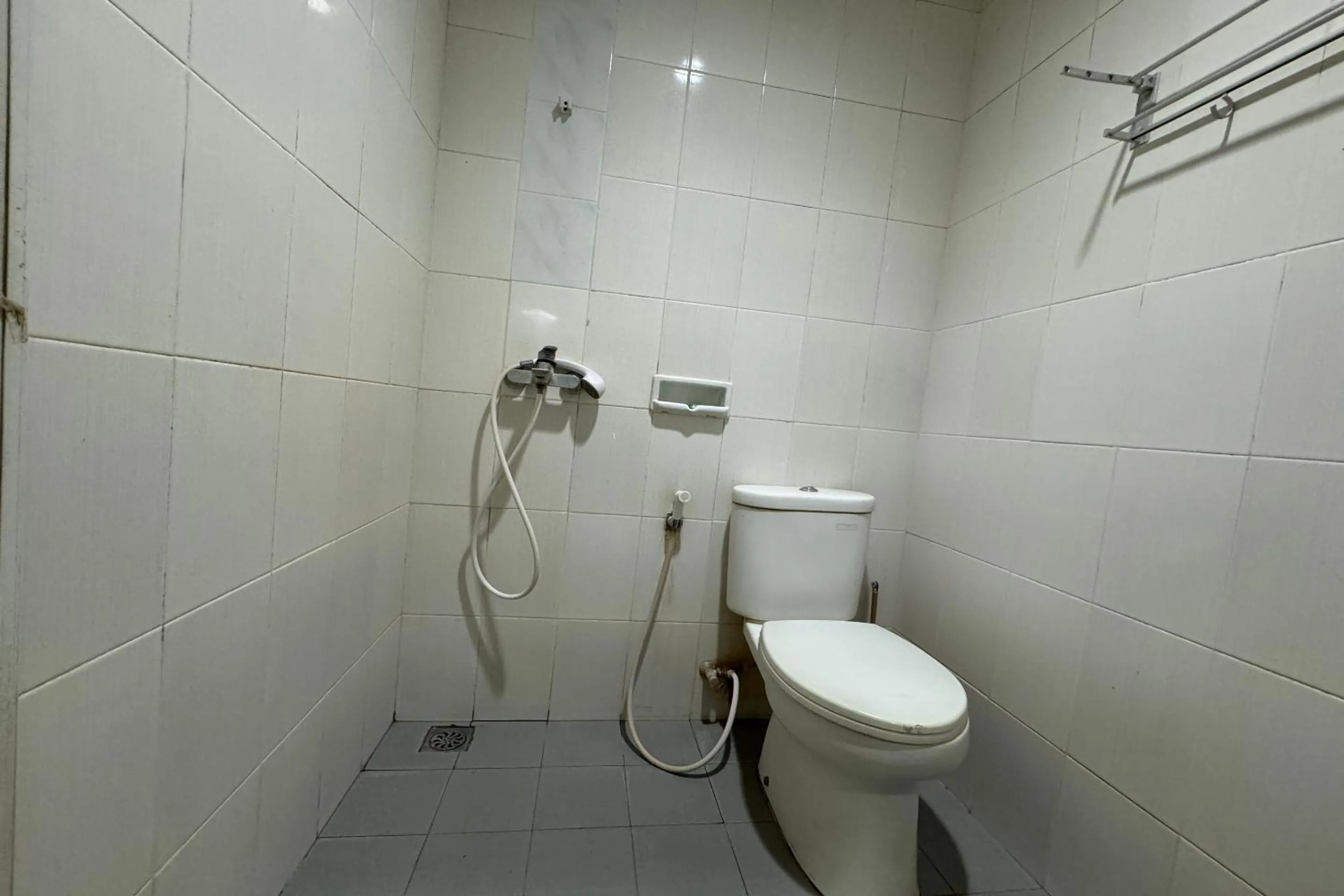 Bathroom in Hotel O Ezhar Boka Homestay Near GOR Sulis Bulutangkis