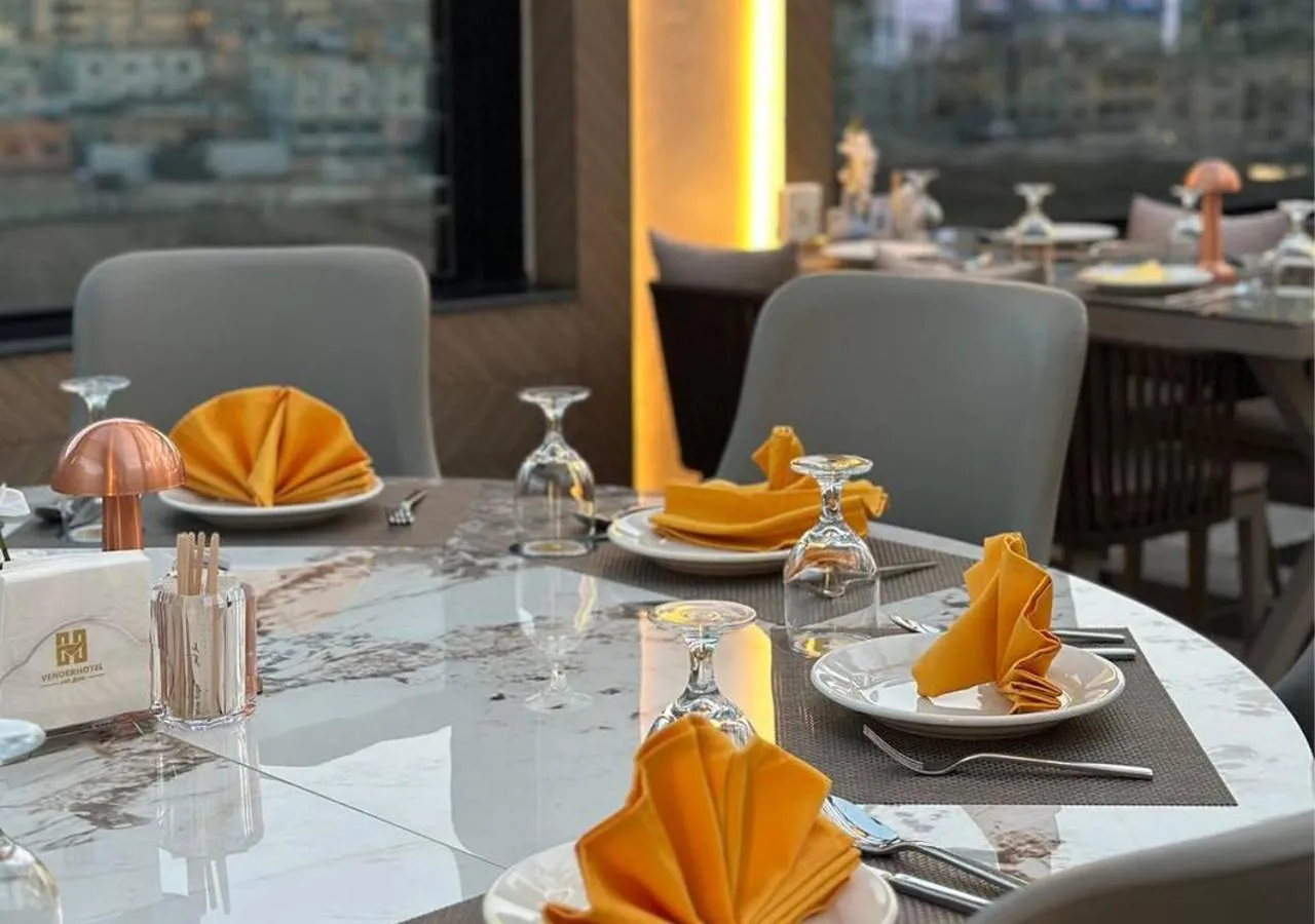 Restaurant/places to eat in Vender Hotel