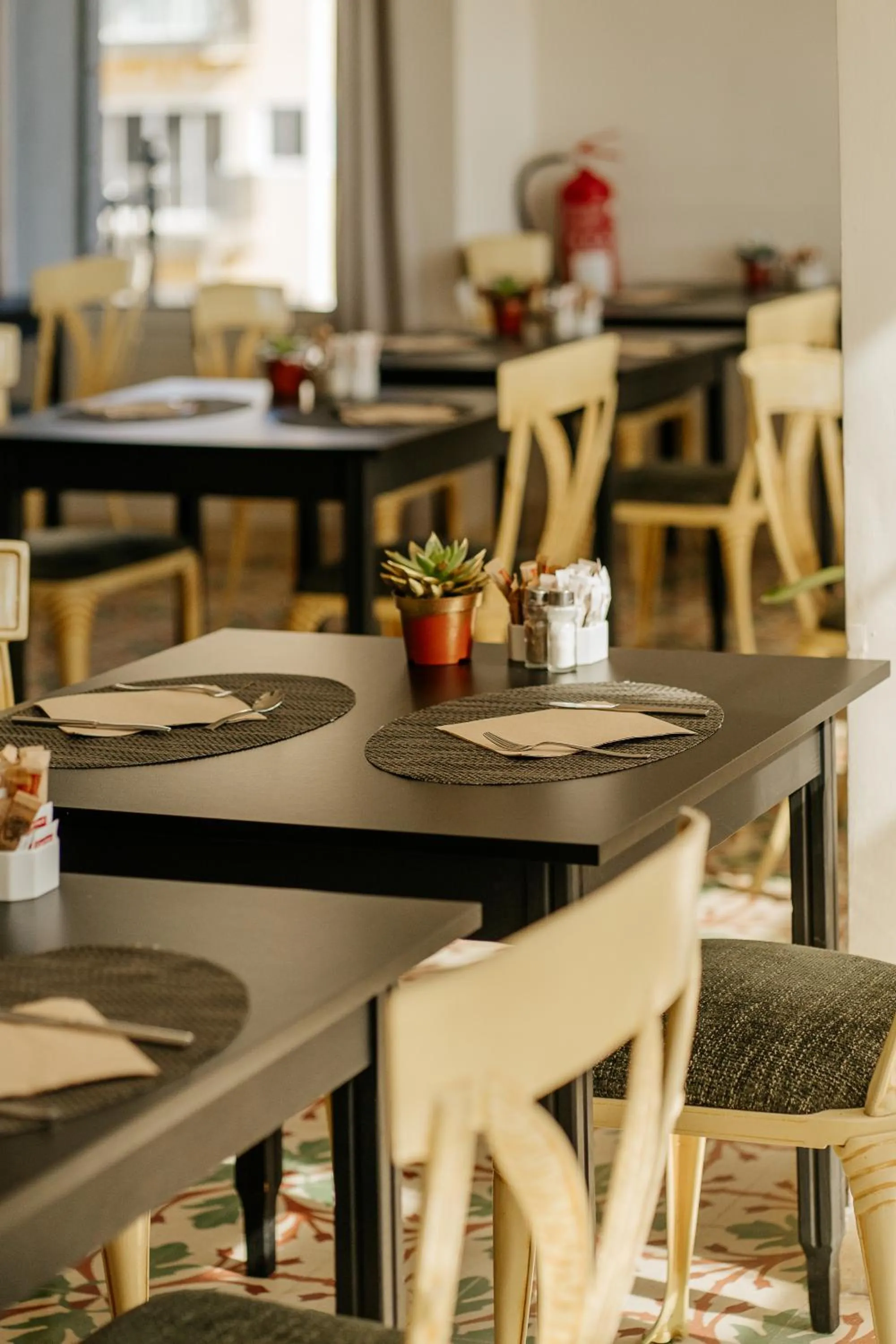 Restaurant/places to eat in Hotel Reveron Plaza