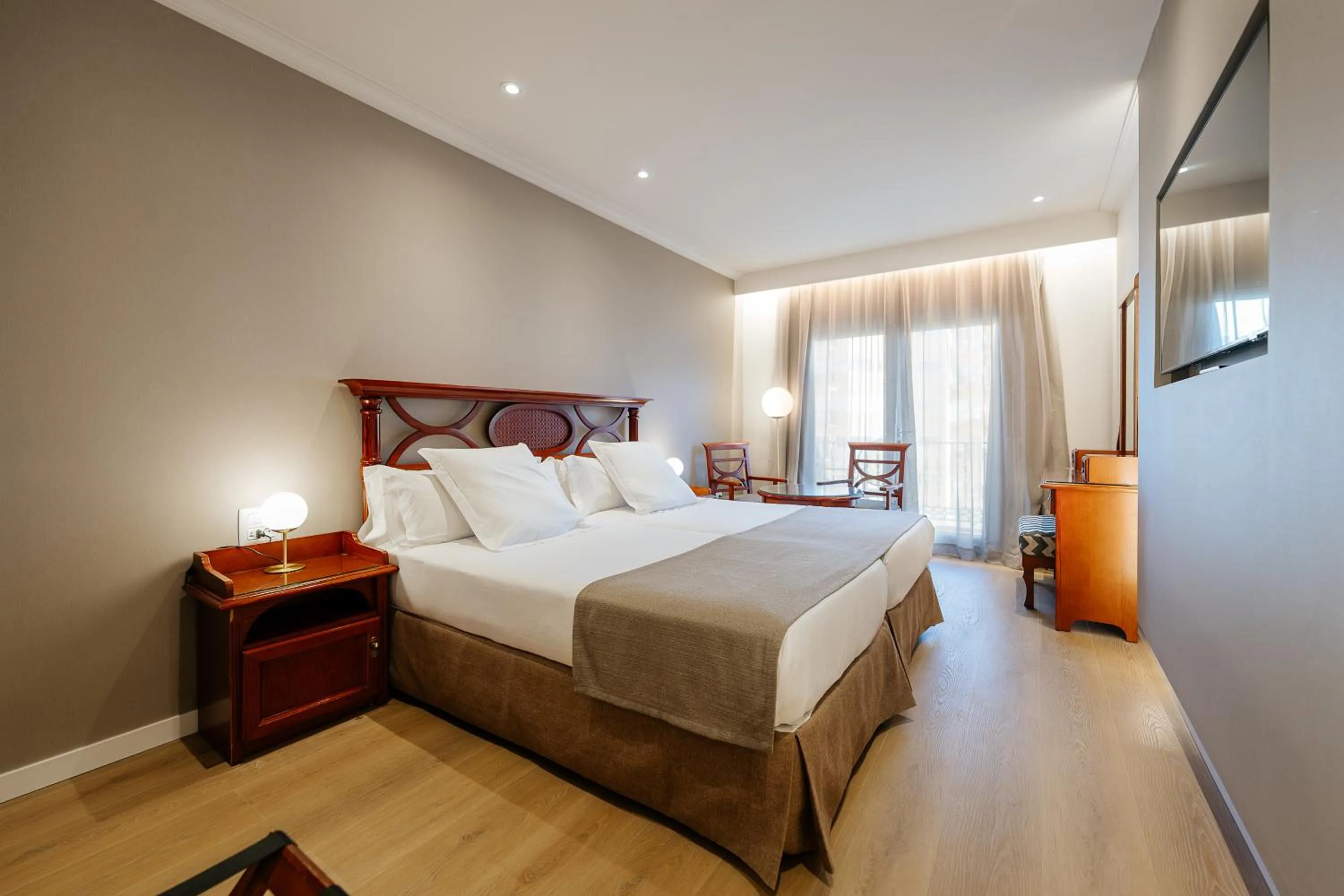 Bedroom, Bed in Hotel Reveron Plaza