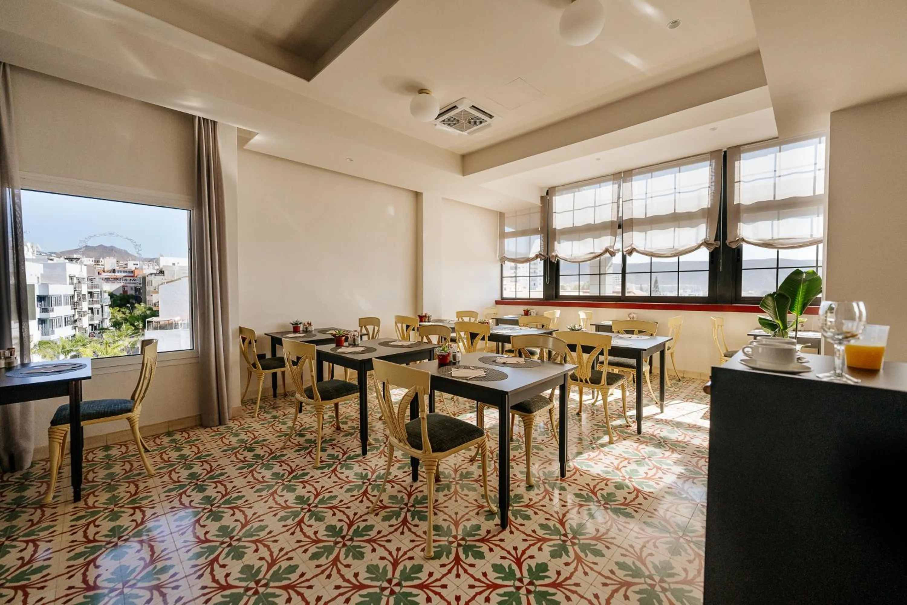 Restaurant/places to eat in Hotel Reveron Plaza