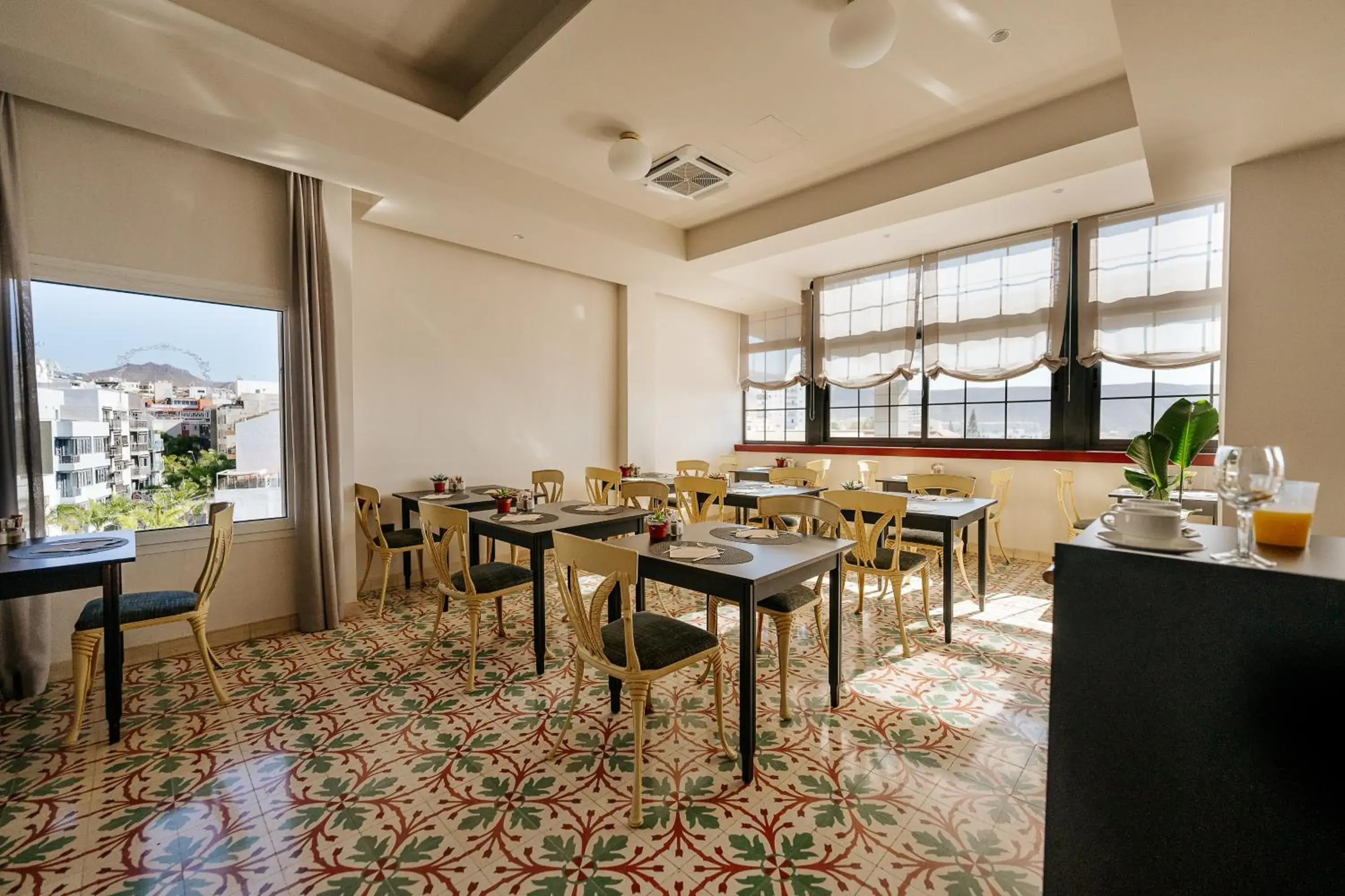 Restaurant/places to eat in Hotel Reveron Plaza Restaurant/places to eat in Hotel Reveron Plaza