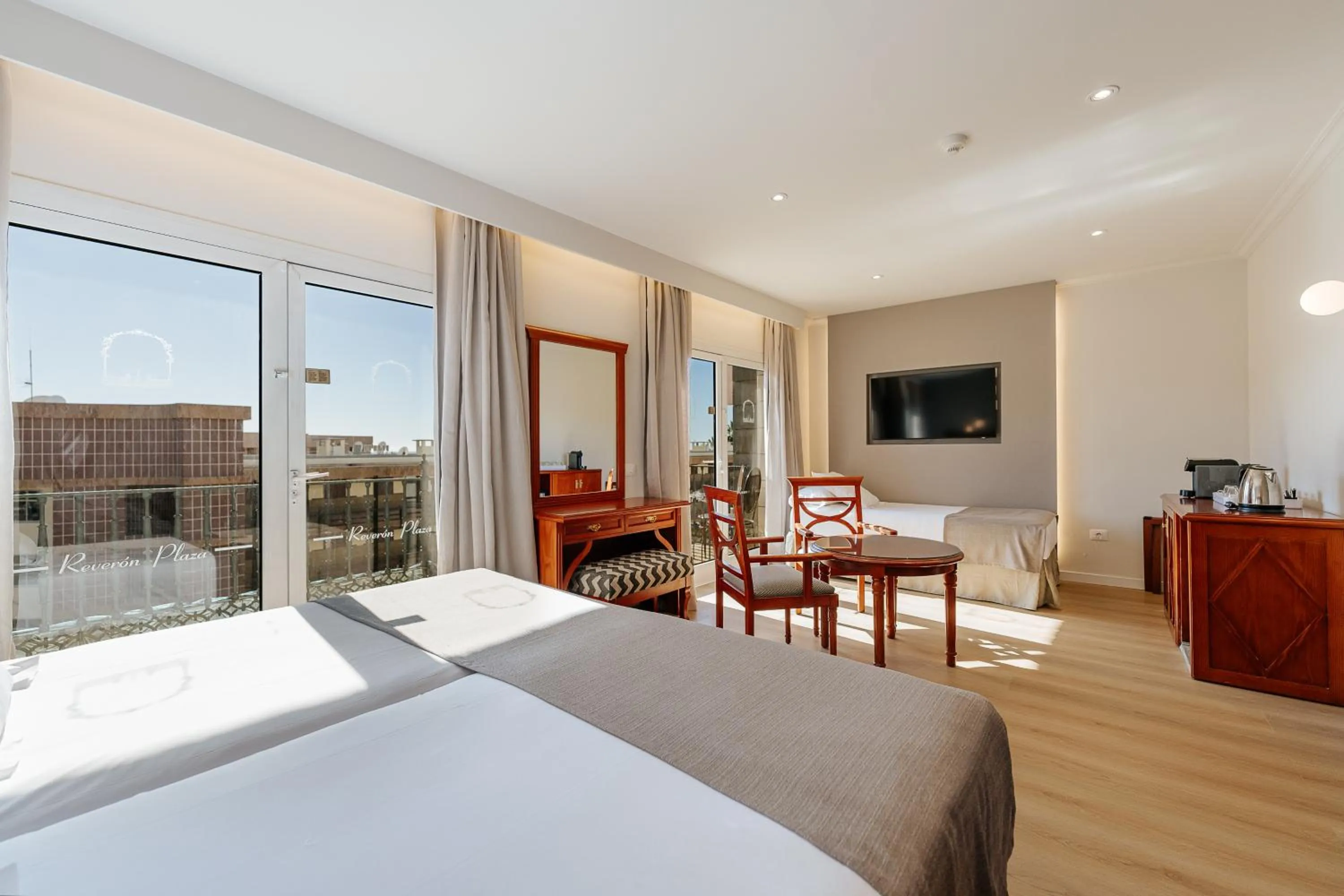 Seating area, Bed in Hotel Reveron Plaza