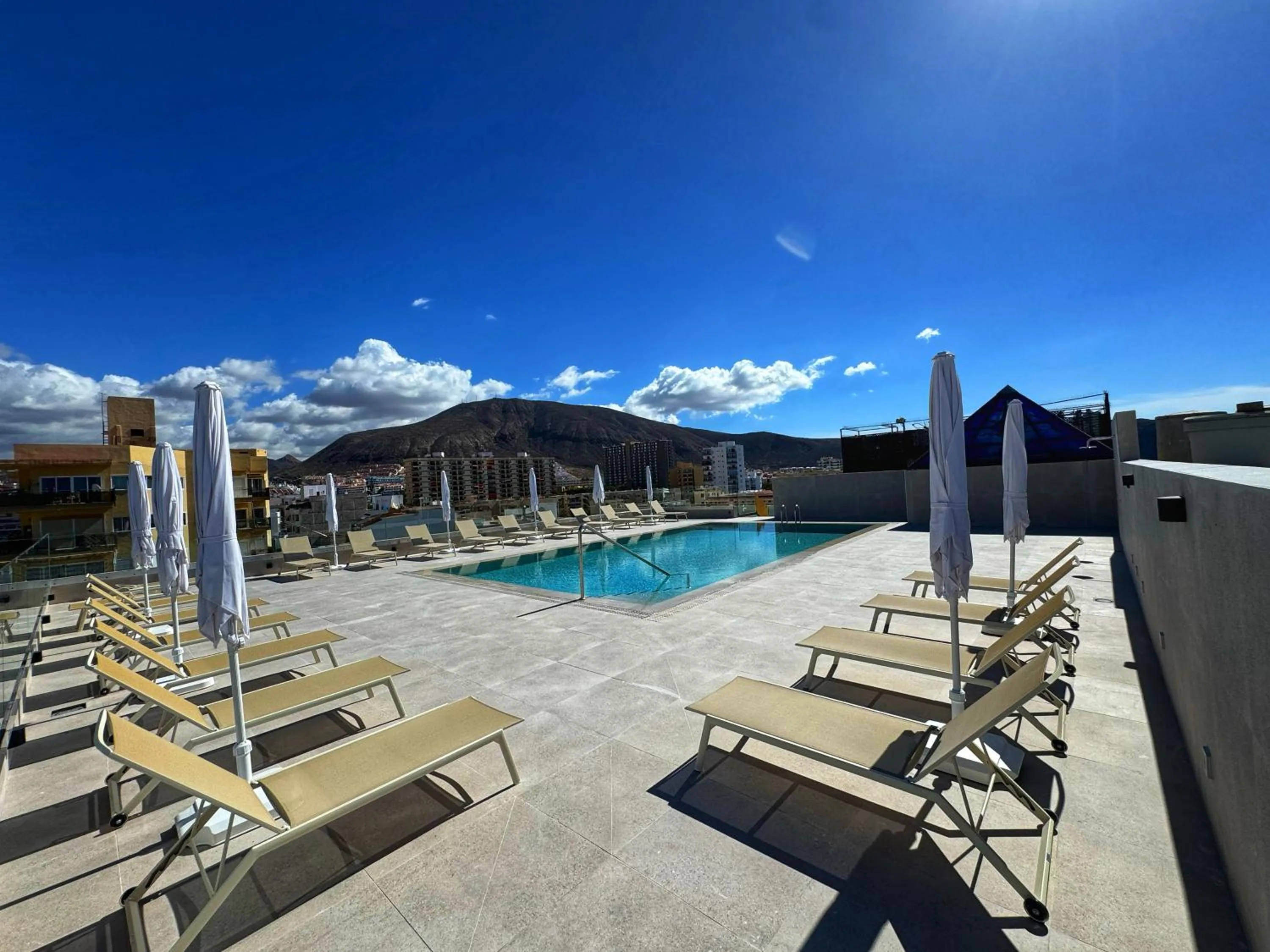 Swimming pool in Hotel Reveron Plaza