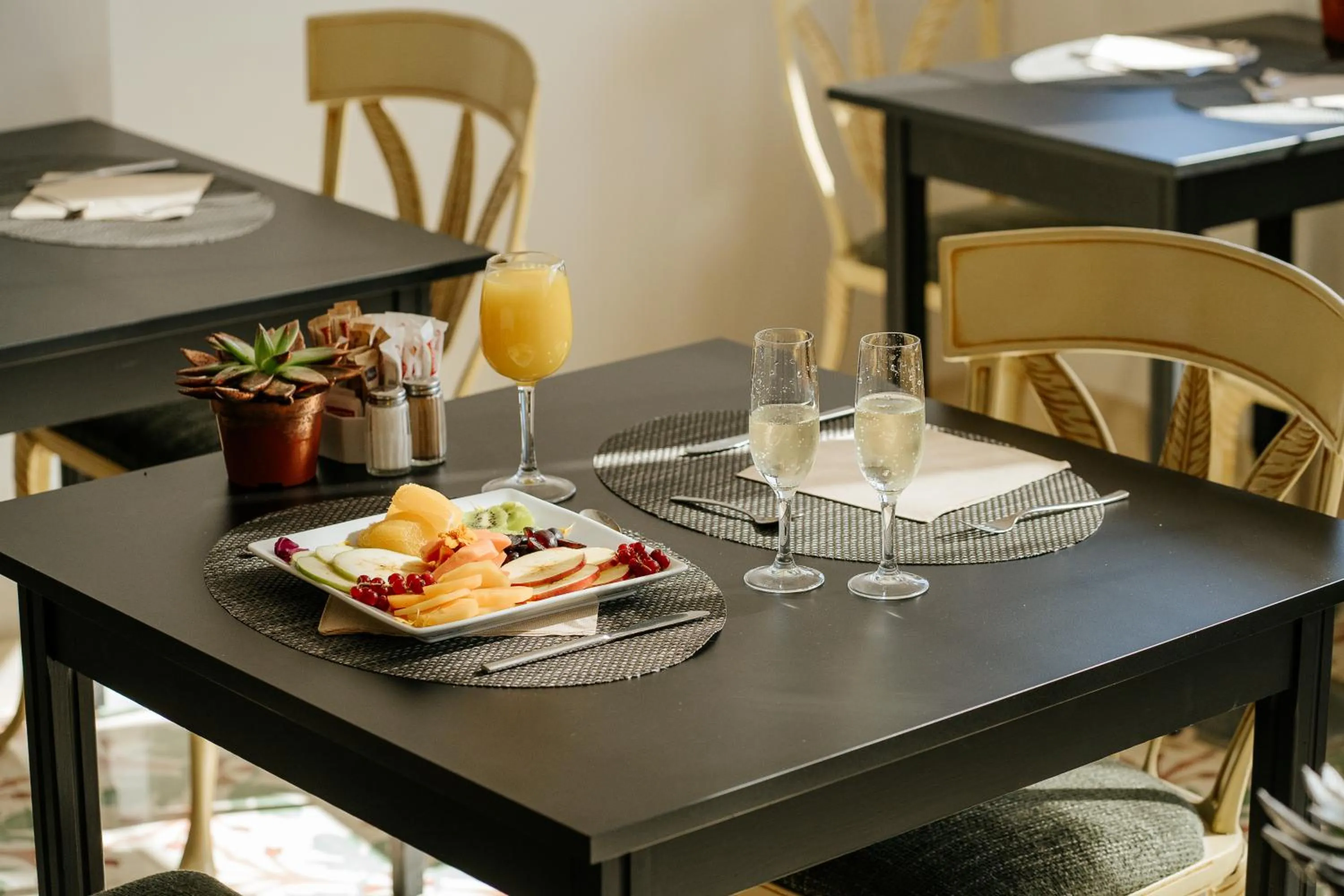 Restaurant/places to eat in Hotel Reveron Plaza