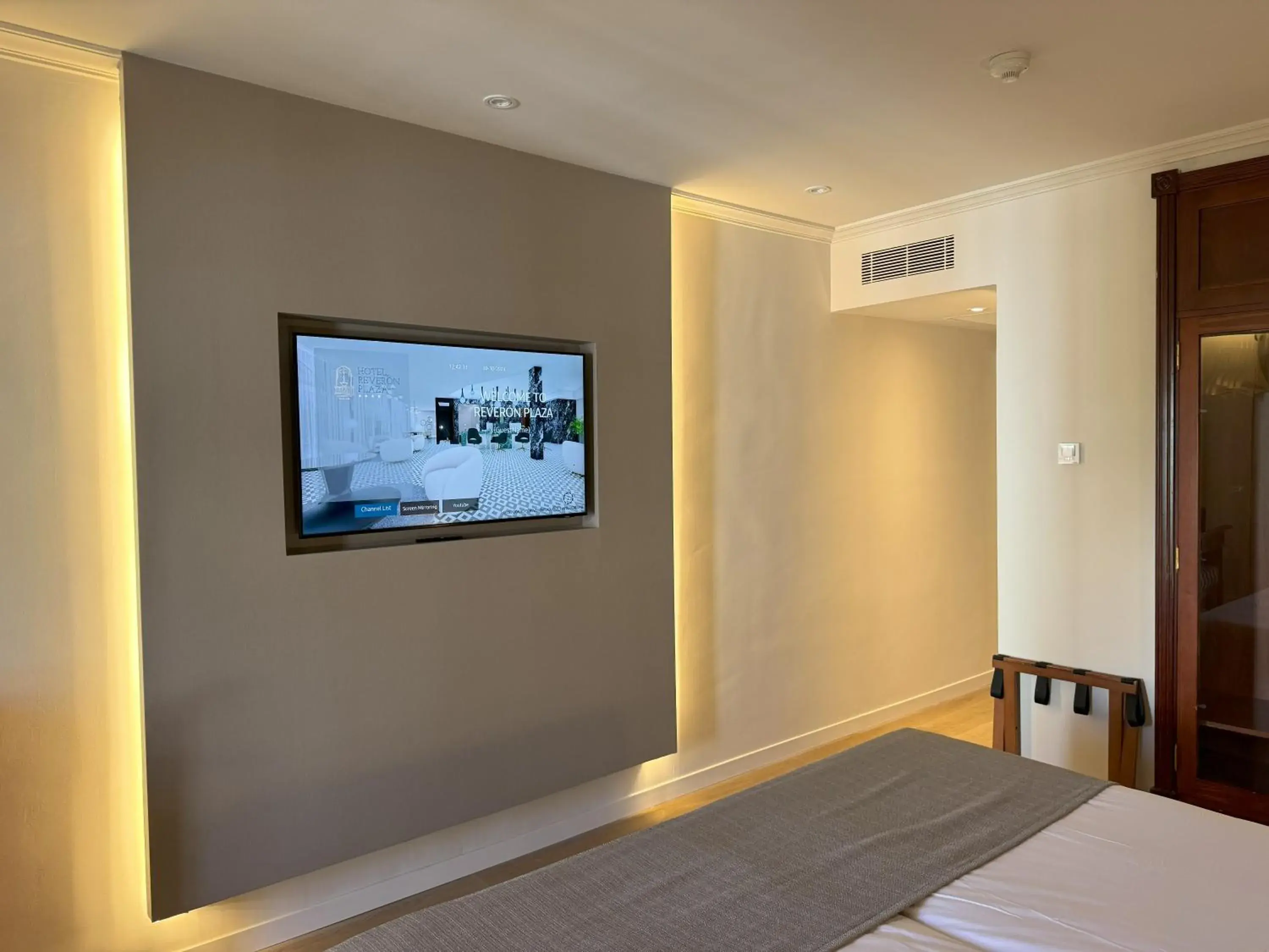 TV and multimedia, Bed in Hotel Reveron Plaza TV and multimedia, Bed in Hotel Reveron Plaza