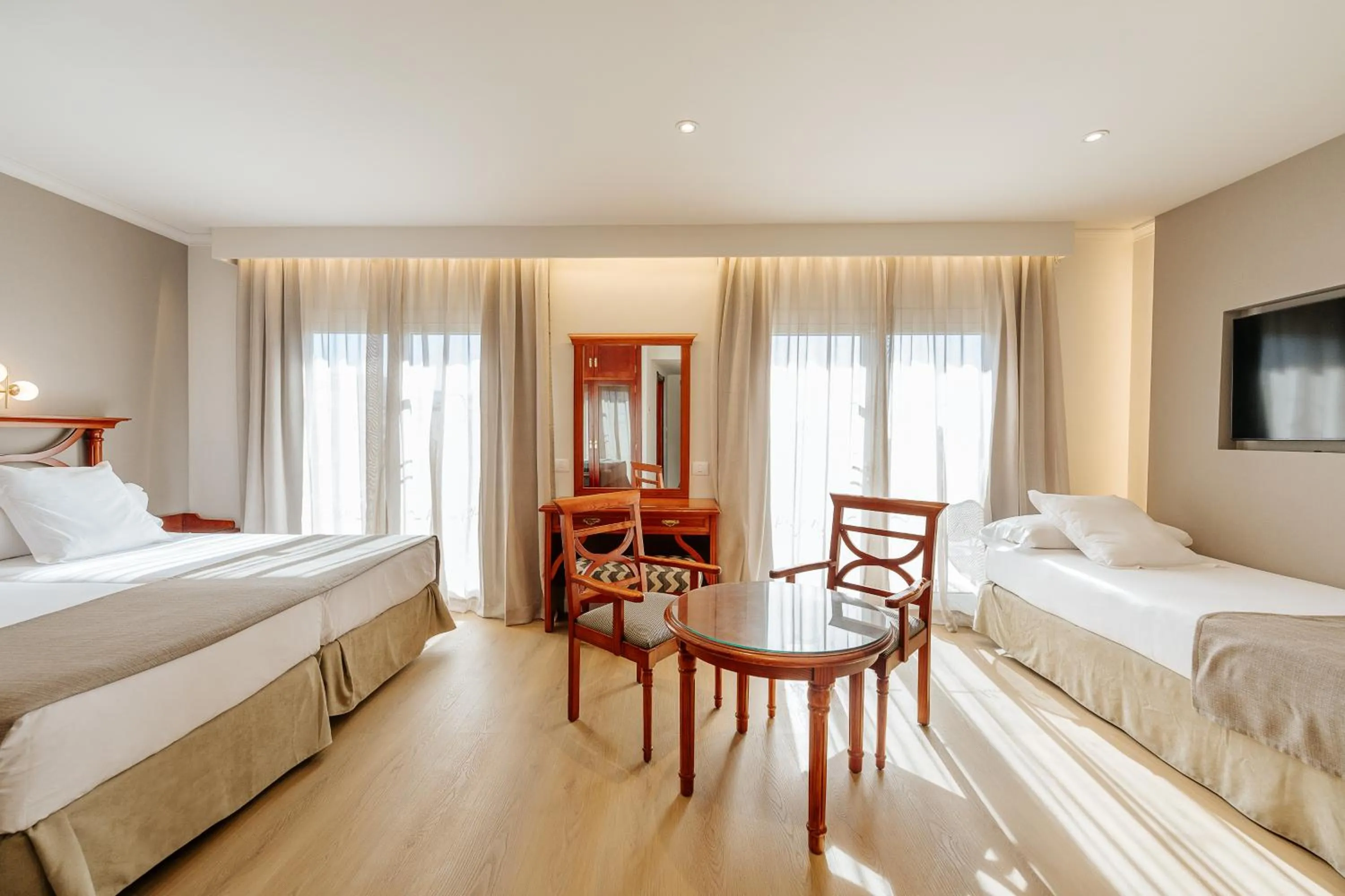 Bedroom, Bed in Hotel Reveron Plaza