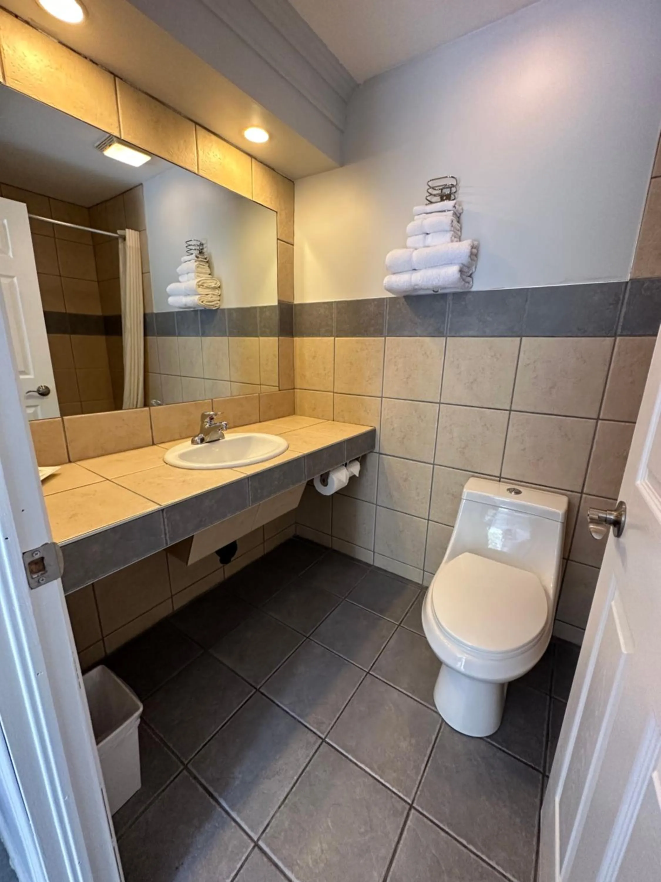 Toilet in Motel Le Refuge