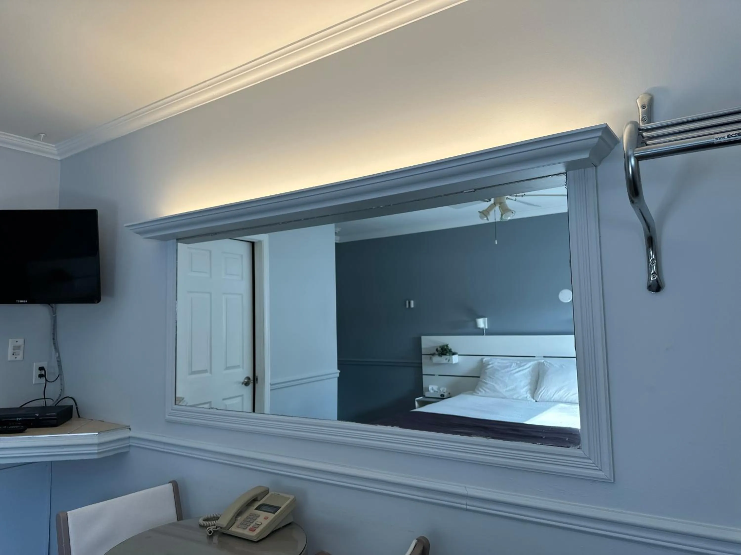 Text overlay in Motel Le Refuge