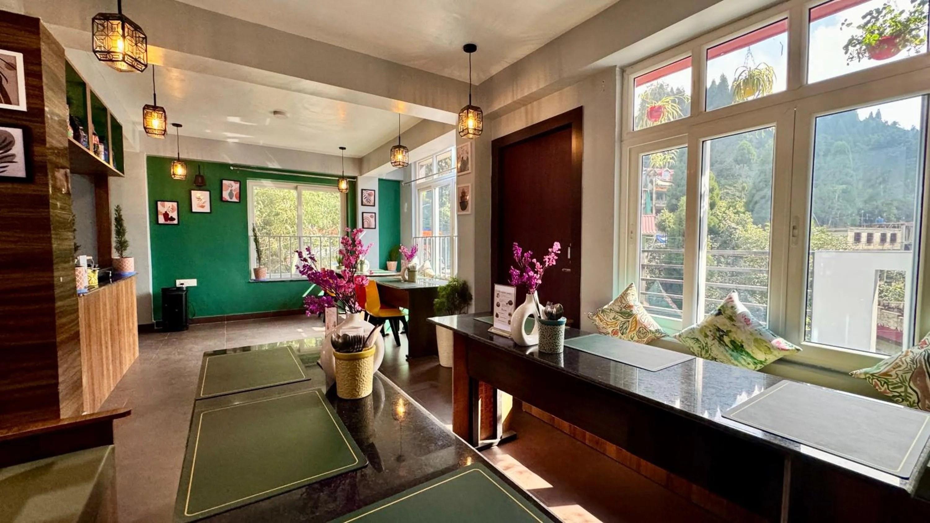 Restaurant/places to eat in Darjeeling Hillside Inn