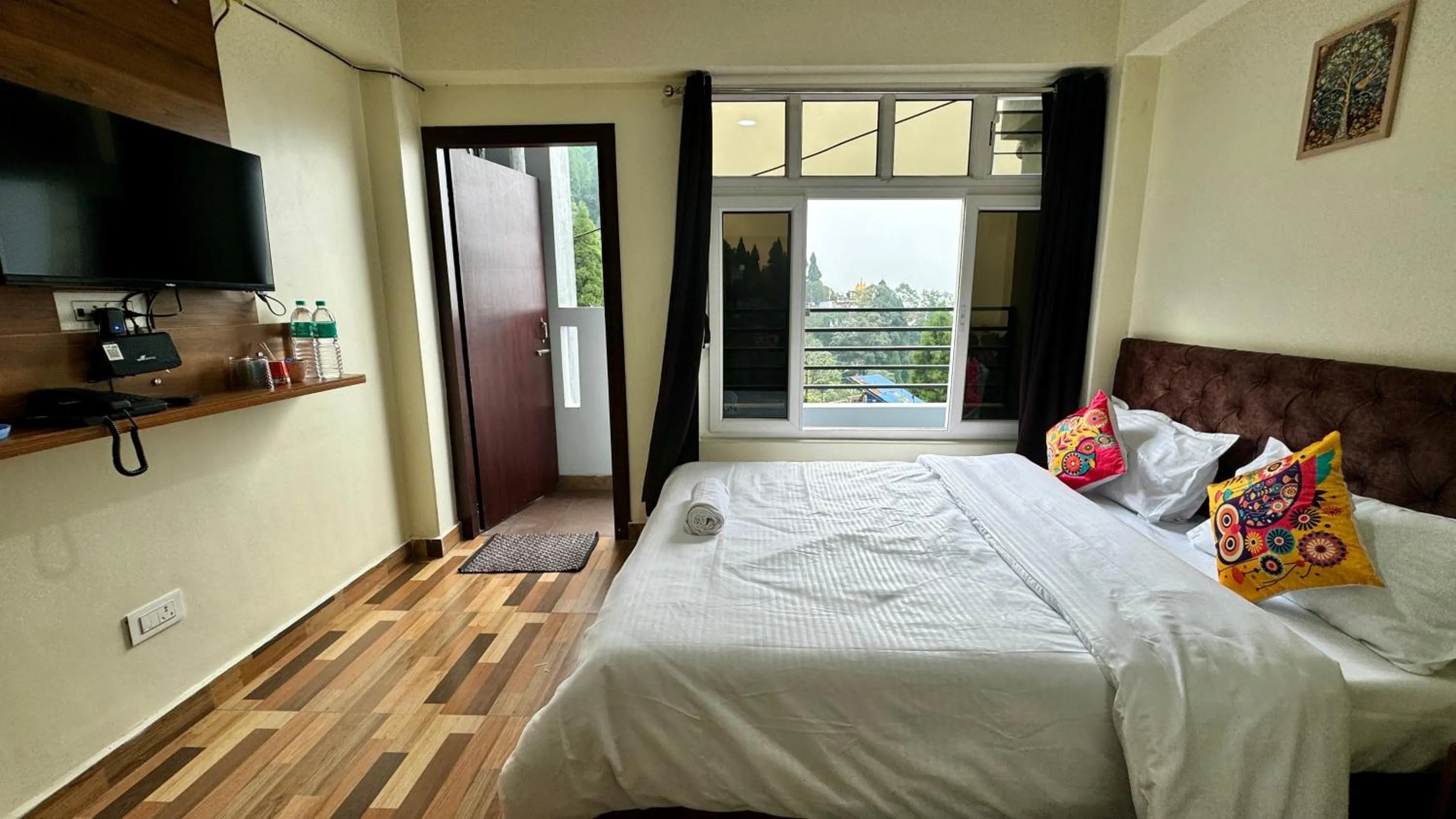 Bedroom, Bed in Darjeeling Hillside Inn