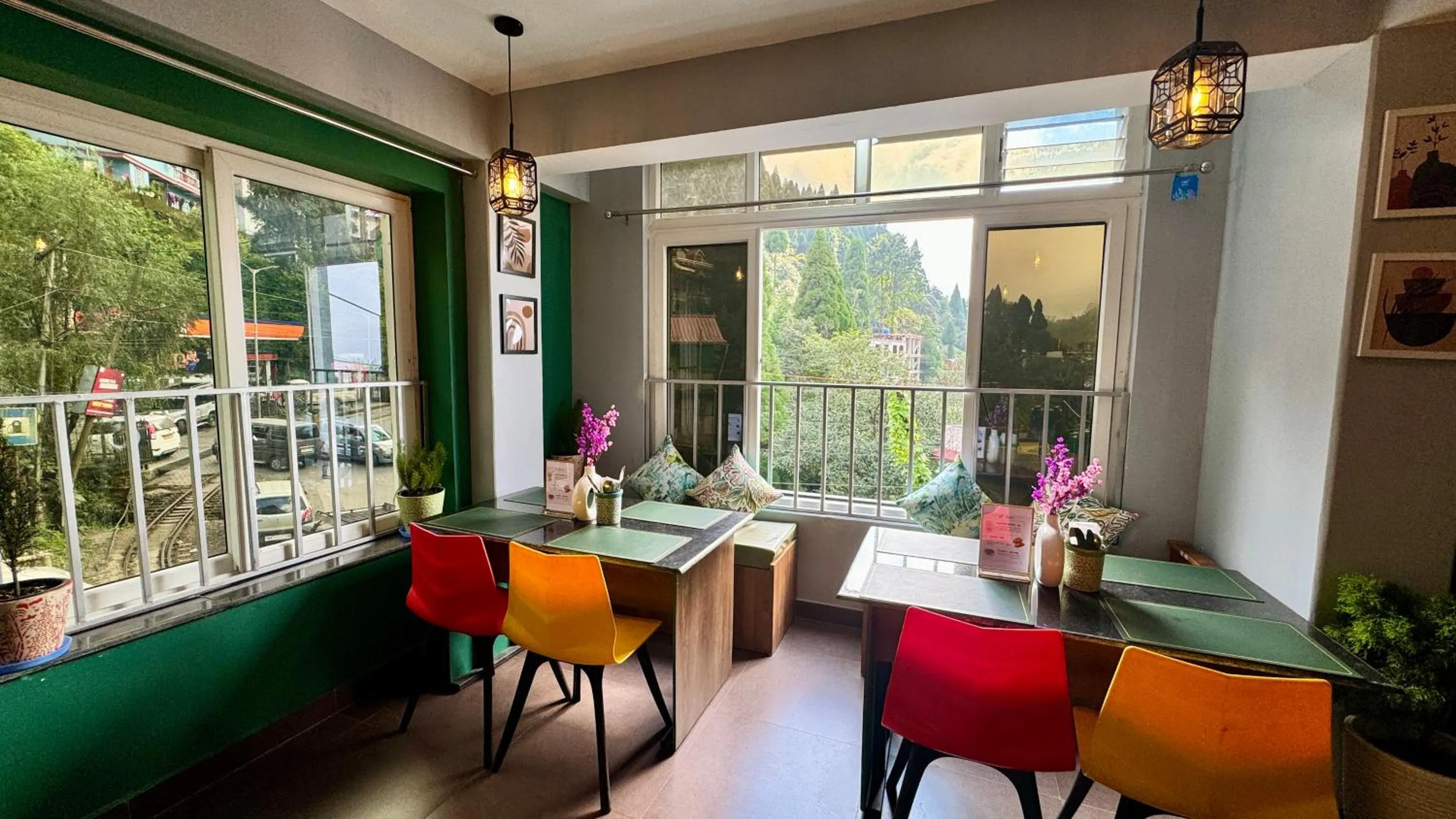 Restaurant/places to eat in Darjeeling Hillside Inn