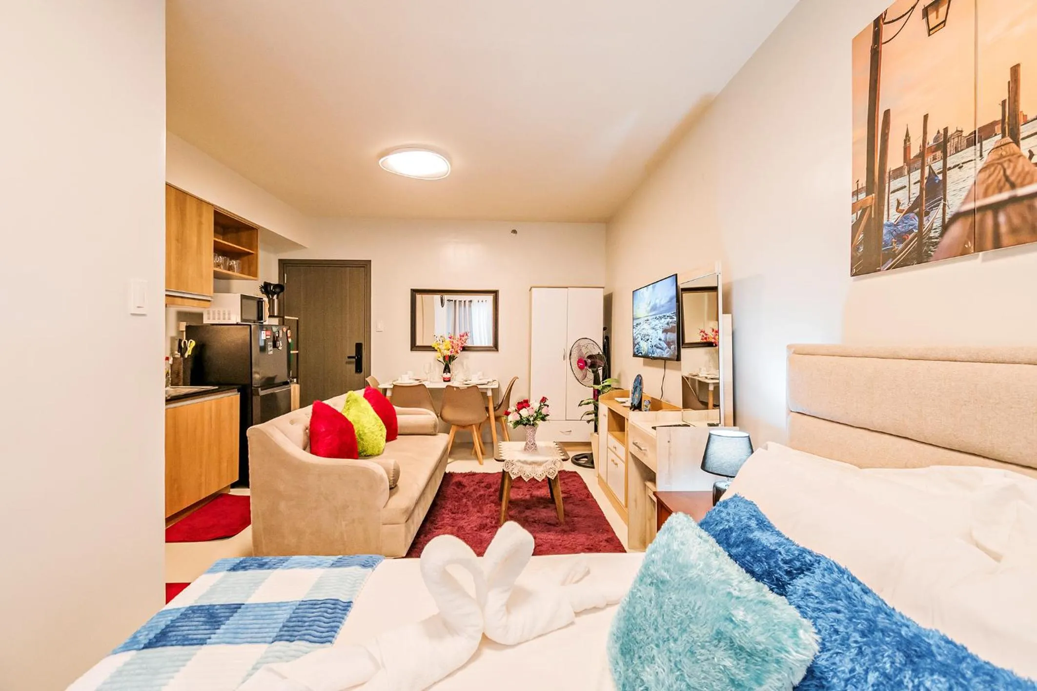 Photo of the whole room, Bed in Precious Florannjoe
