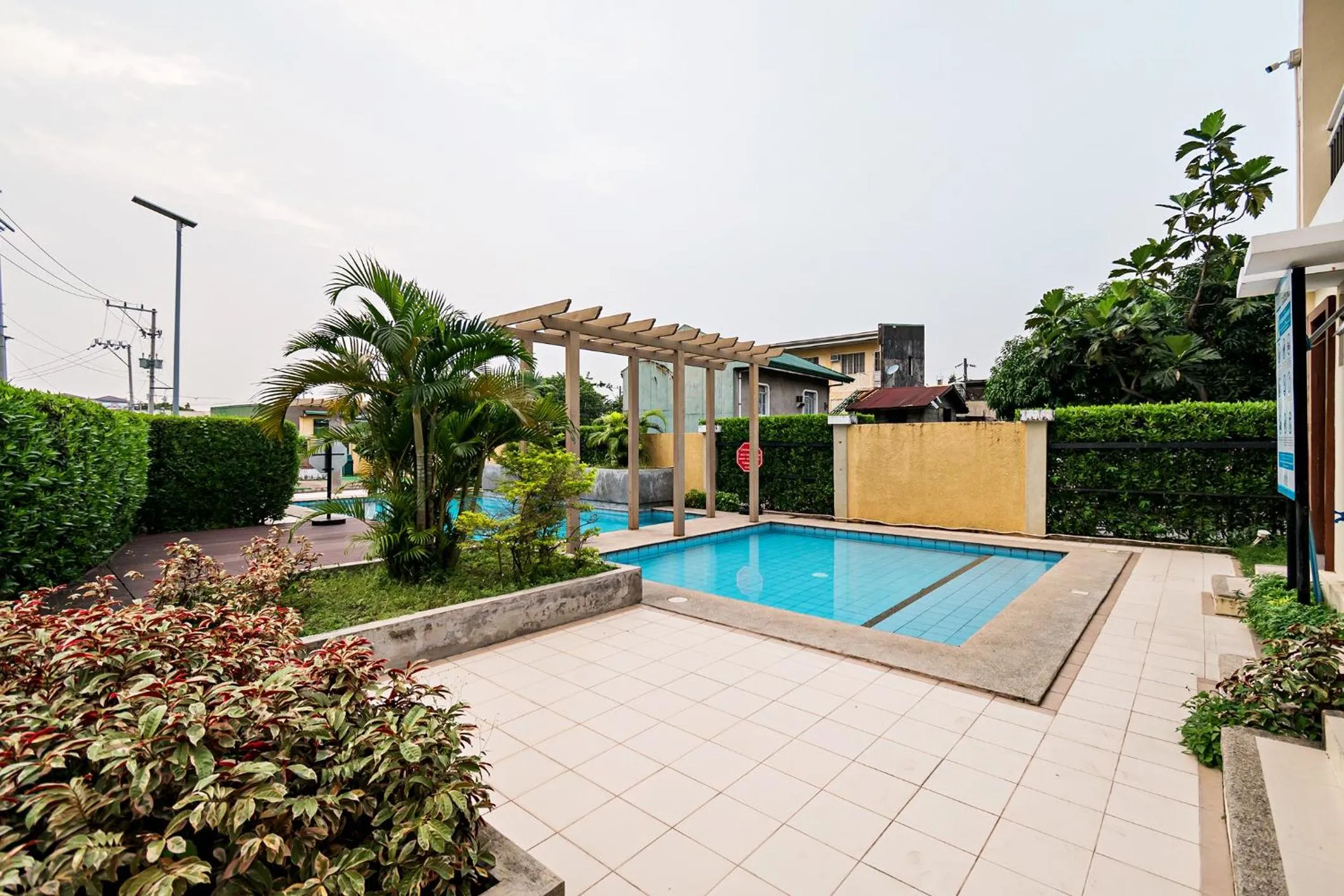 Swimming pool in Precious Florannjoe