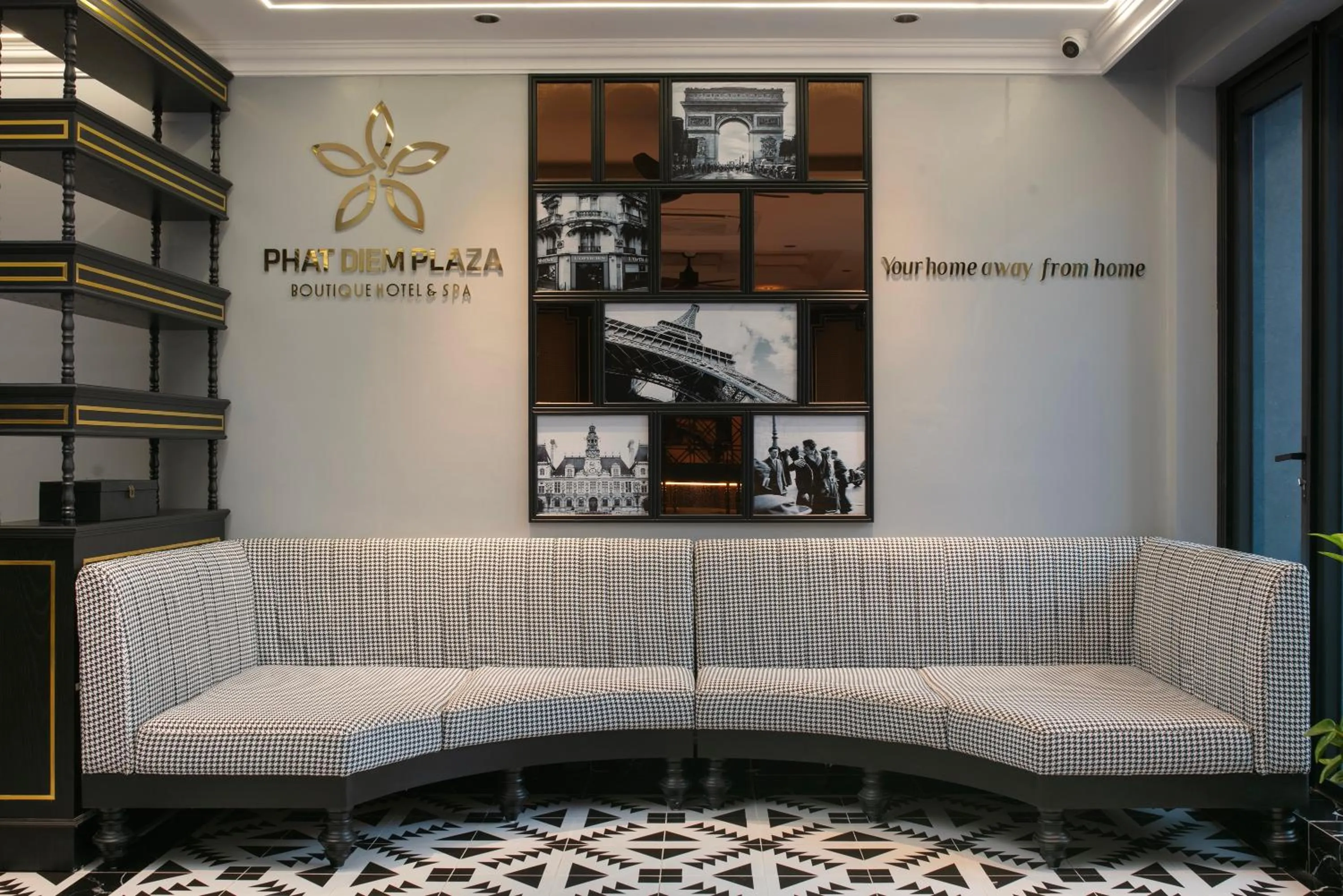 Communal lounge/ TV room in Phat Diem Plaza Hotel