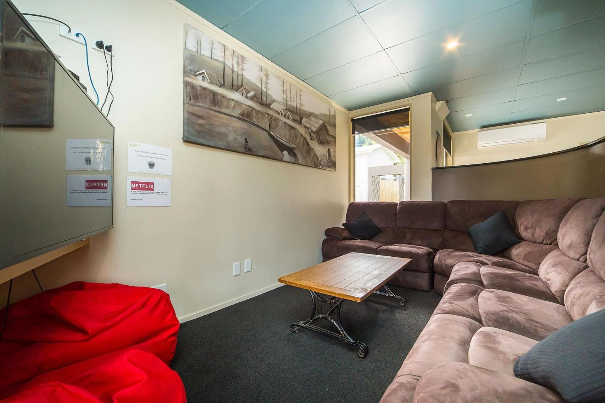 Communal lounge/ TV room in Tahuna Pod Hostel