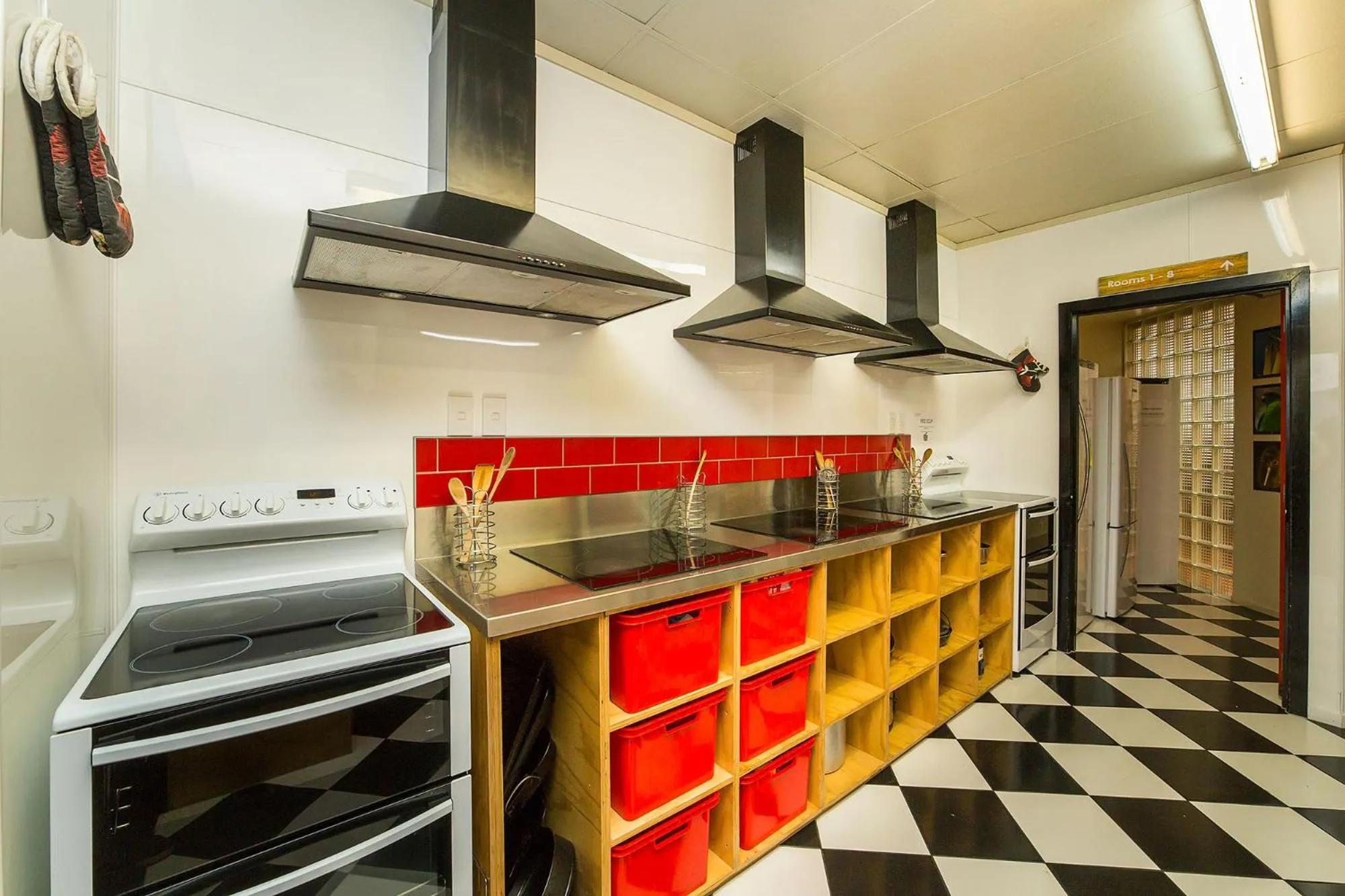 Communal kitchen in Tahuna Pod Hostel