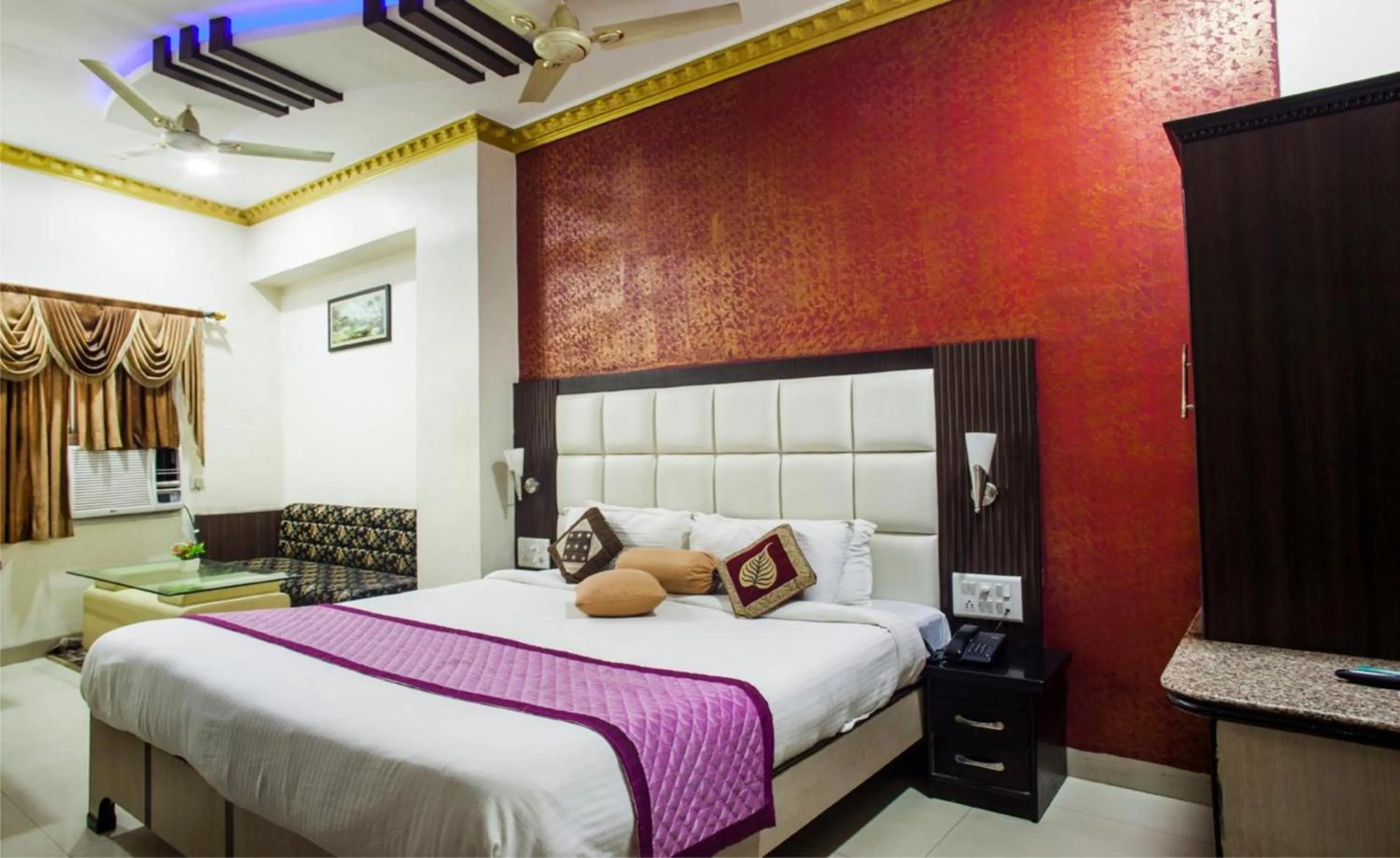 Living room, Bed in Hotel Bhagyodaya Residency Bhilwara