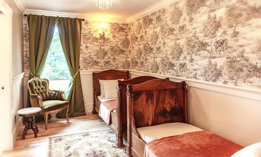 Bed in Sunbright Inn