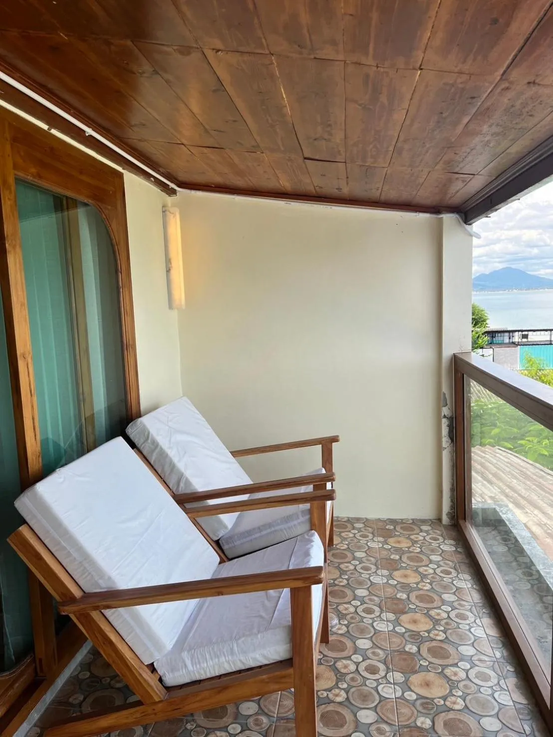 Balcony/Terrace, Bed in Samed Seaside Resort