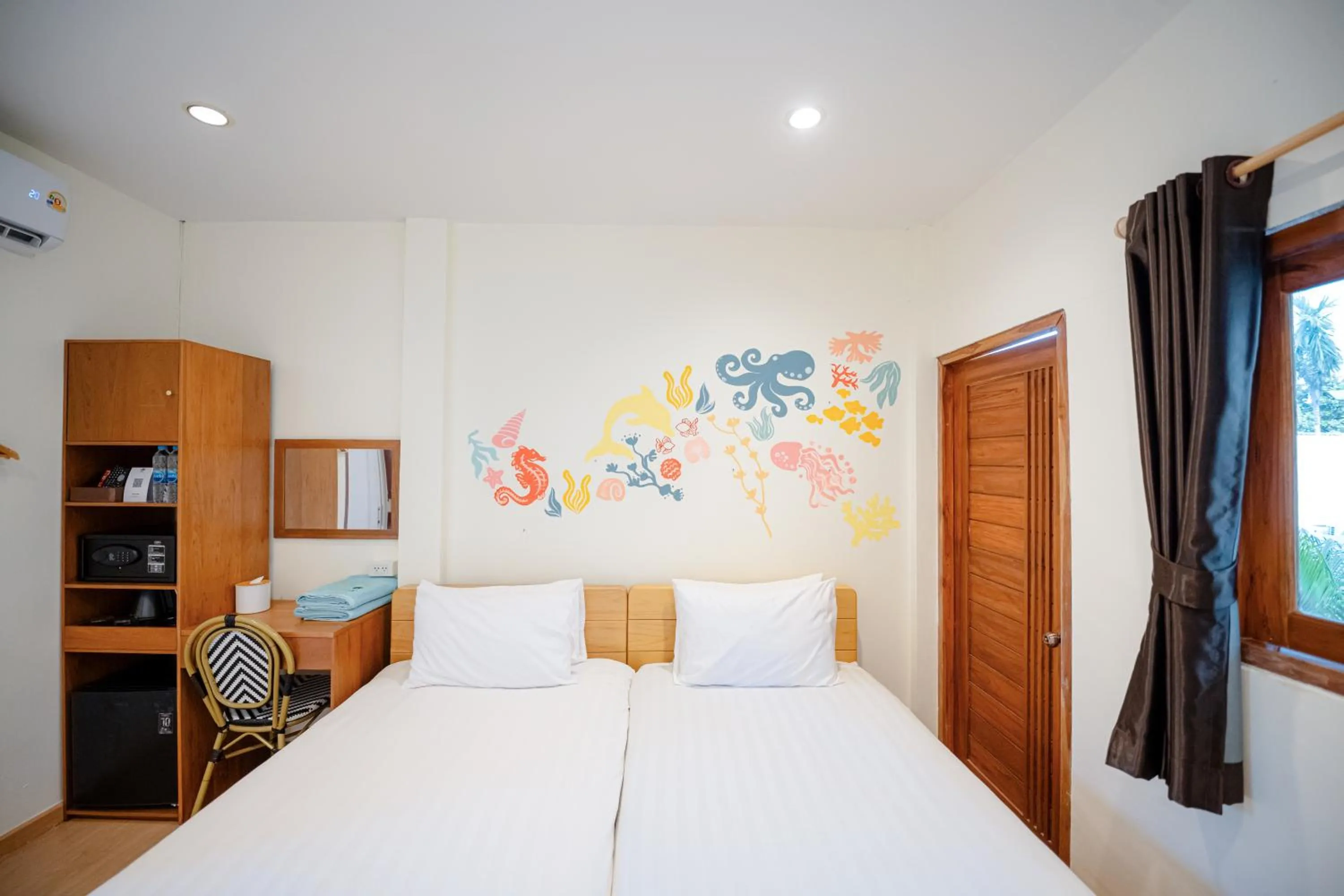 Photo of the whole room, Bed in Samed Seaside Resort