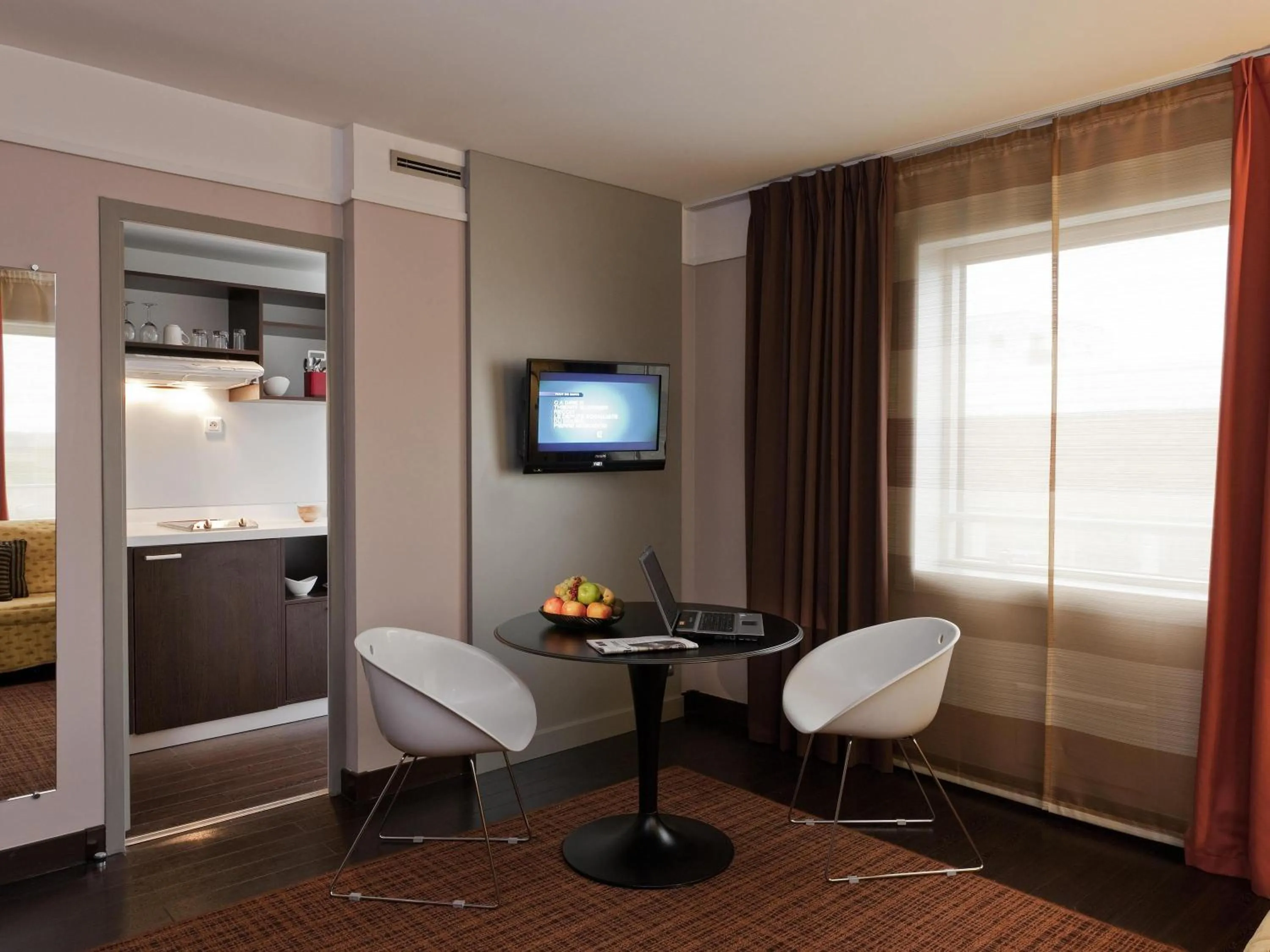 Bedroom in Residence Mercure Paris La Defense Grande Arche